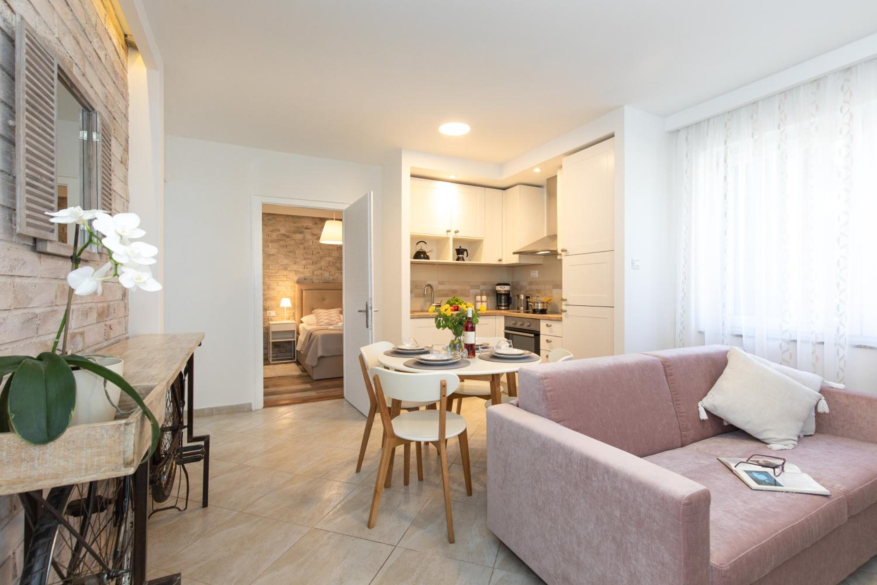 Apartment with Terrace - Photo 25