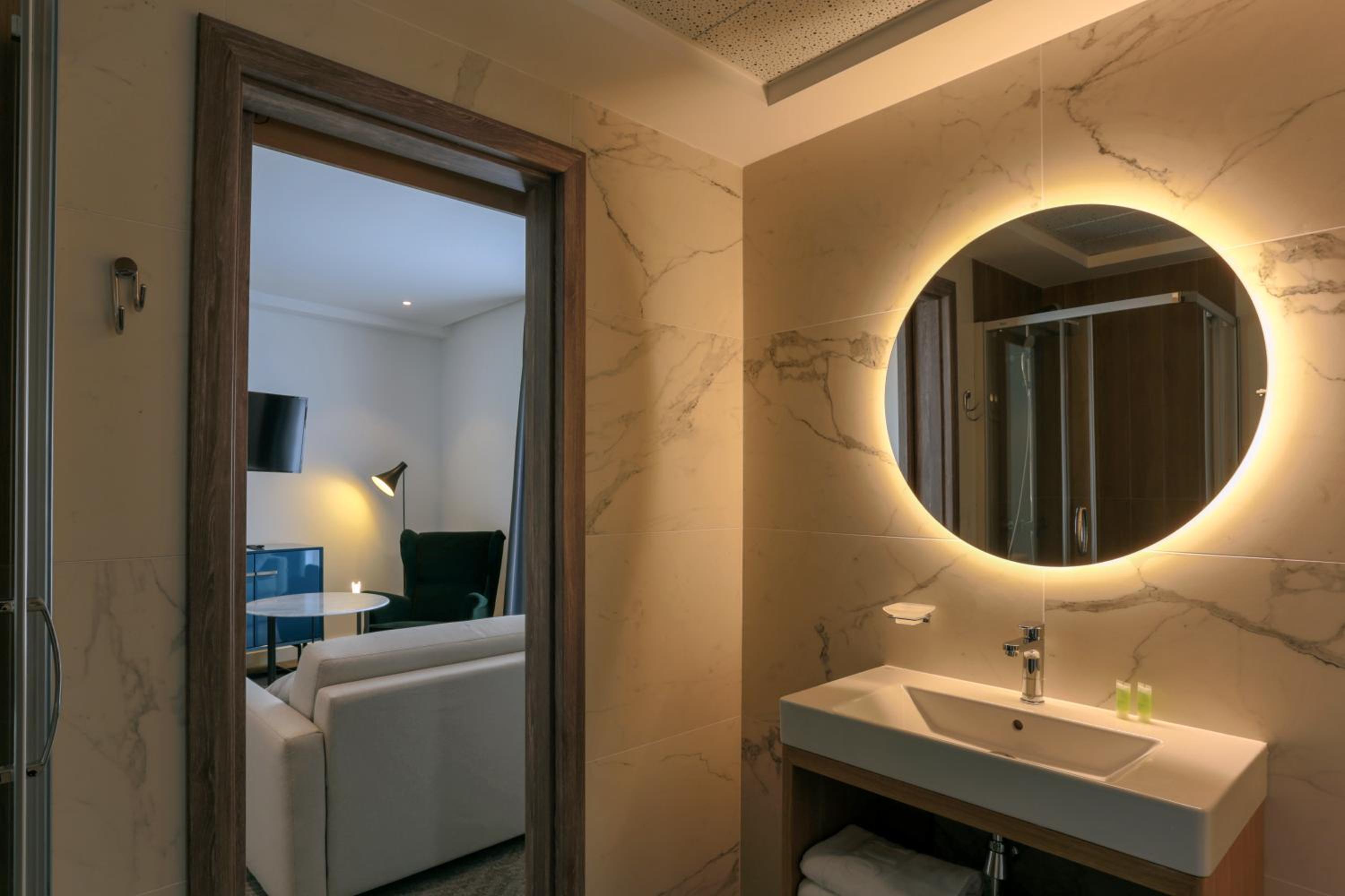 Deluxe King Suite - Photo 2