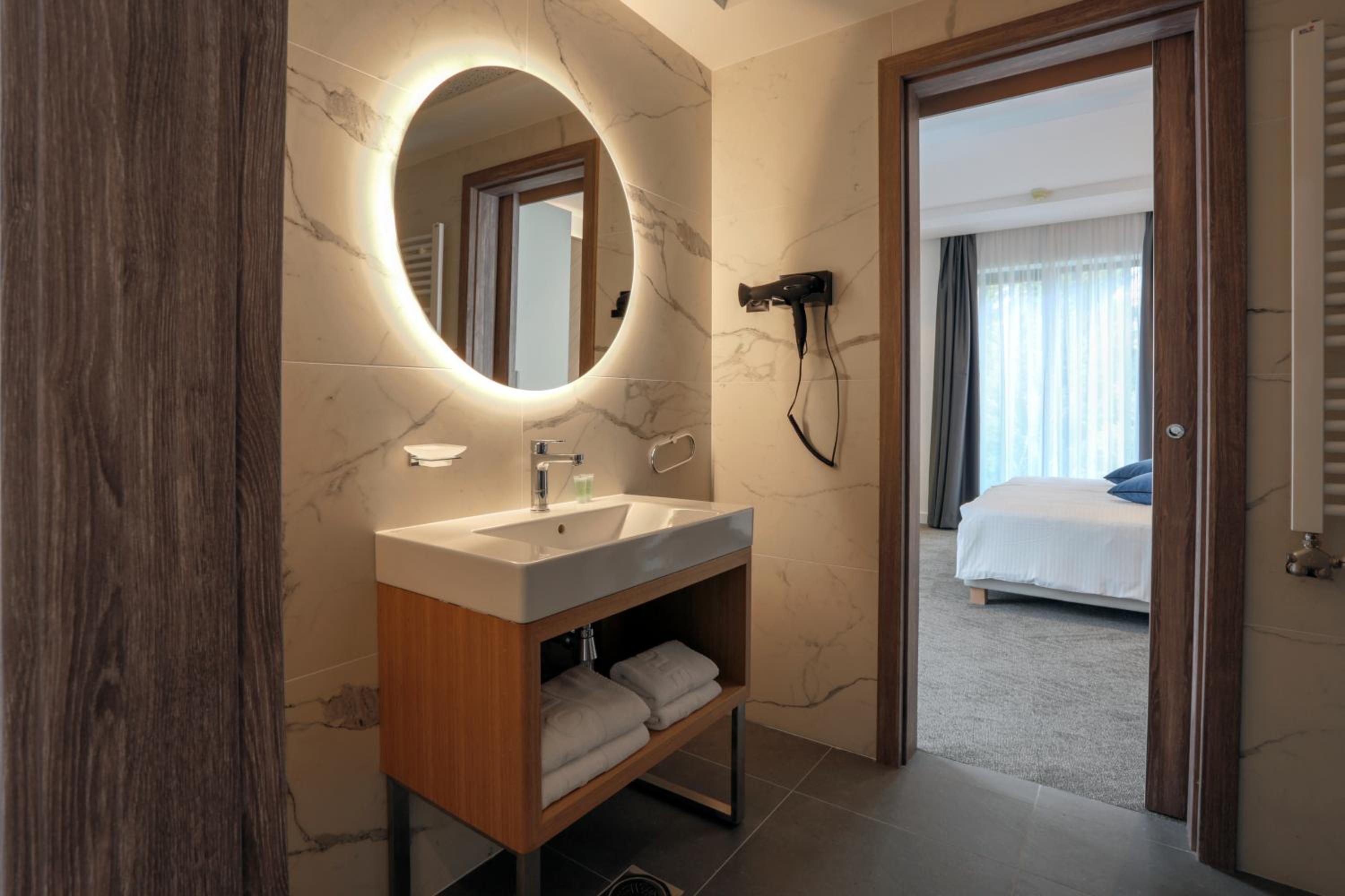 Deluxe King Suite - Photo 5