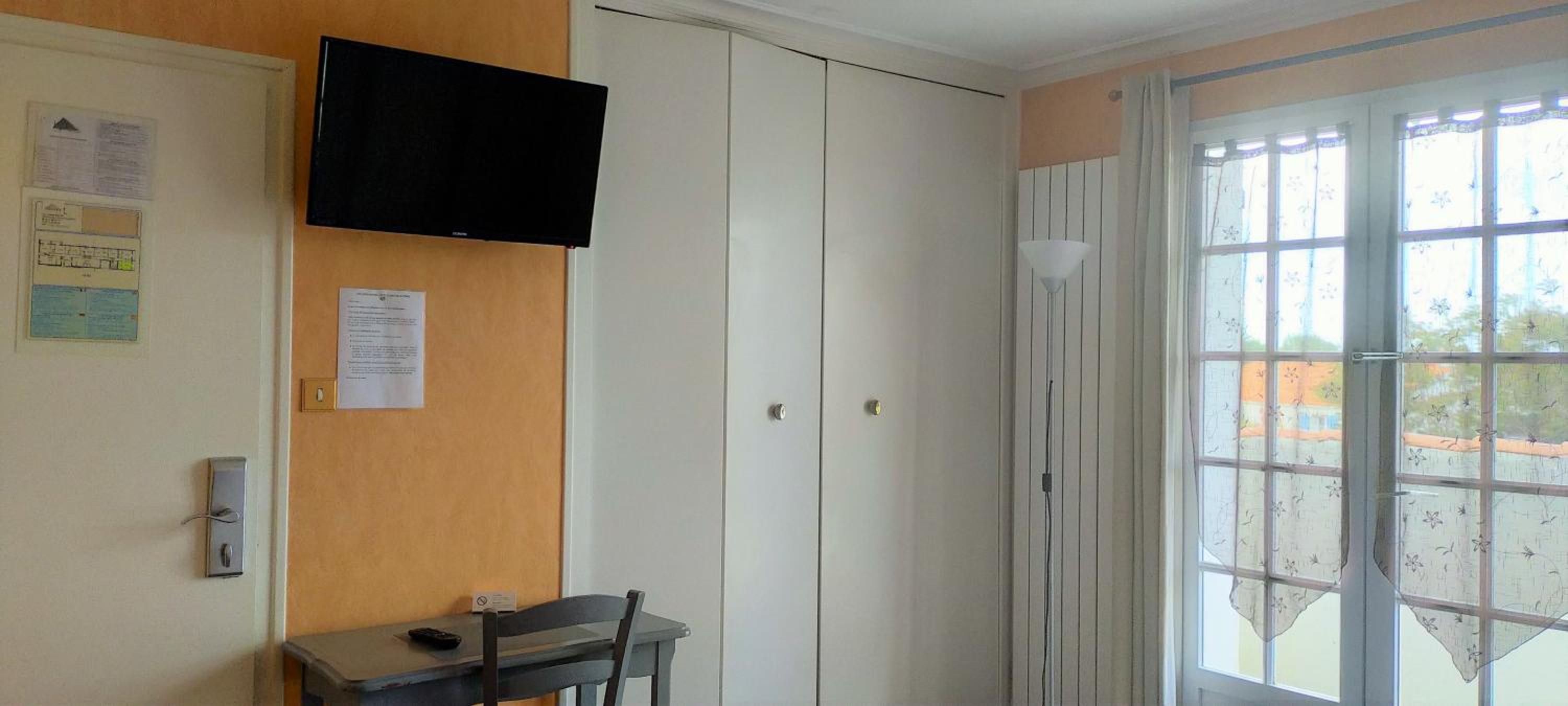 Double Room with Street View - Photo 4