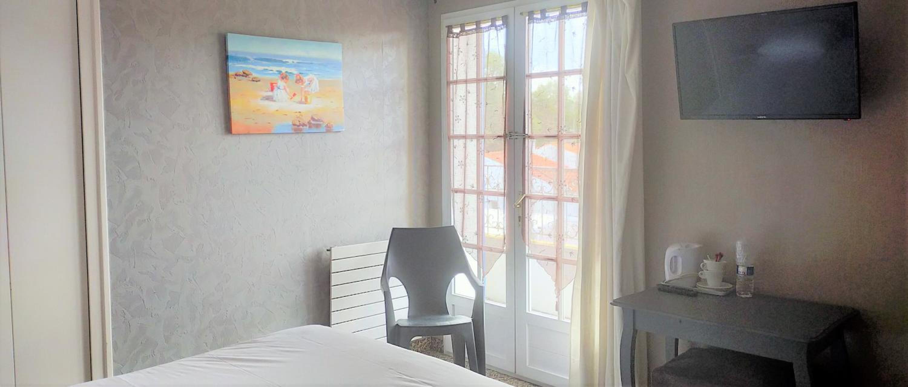 Queen Room with Balcony - Photo 6