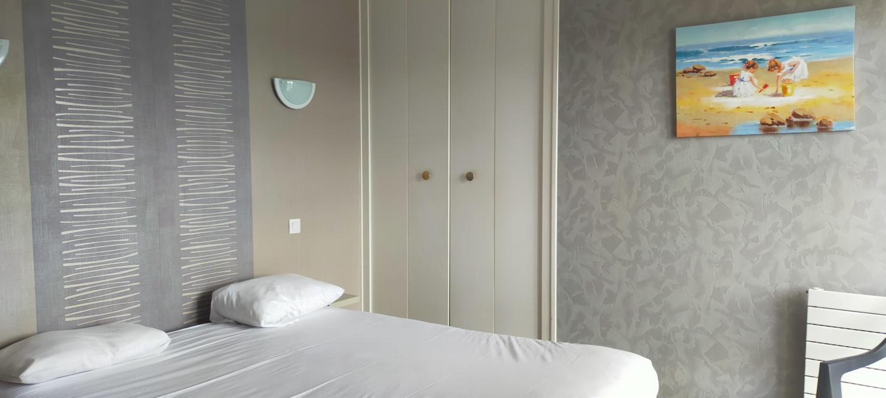 Queen Room with Balcony - Photo 3