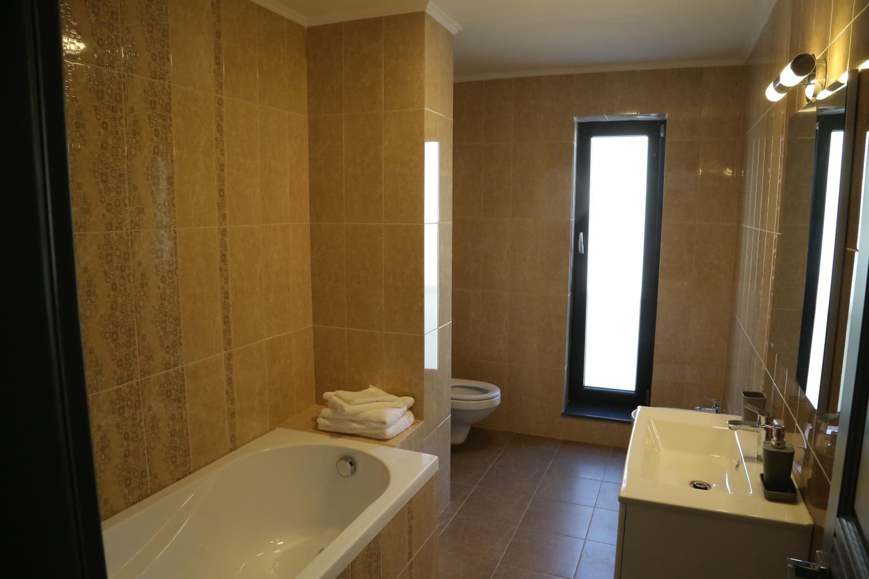 One-Bedroom Apartment - Photo 4
