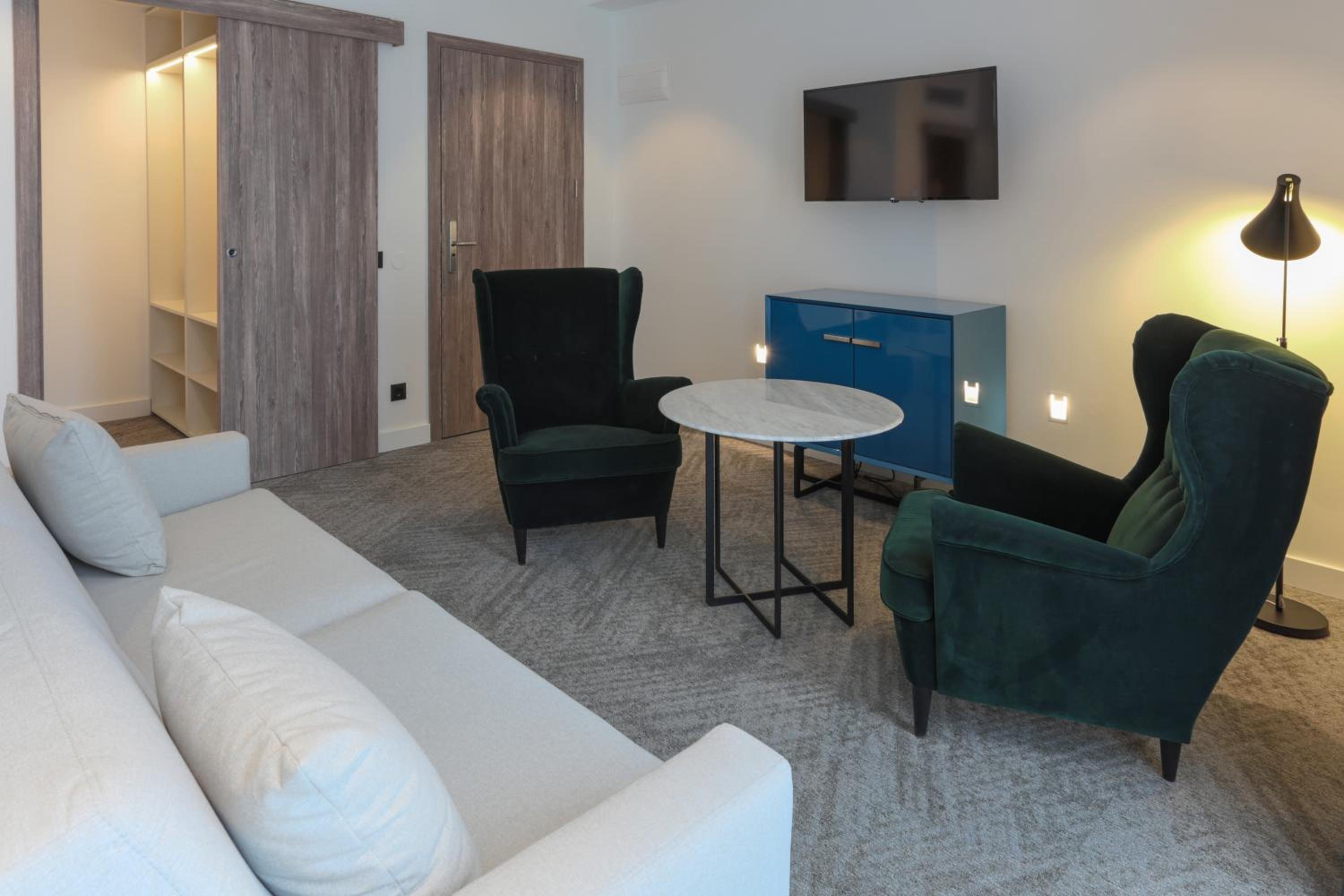 Deluxe King Suite - Photo 6