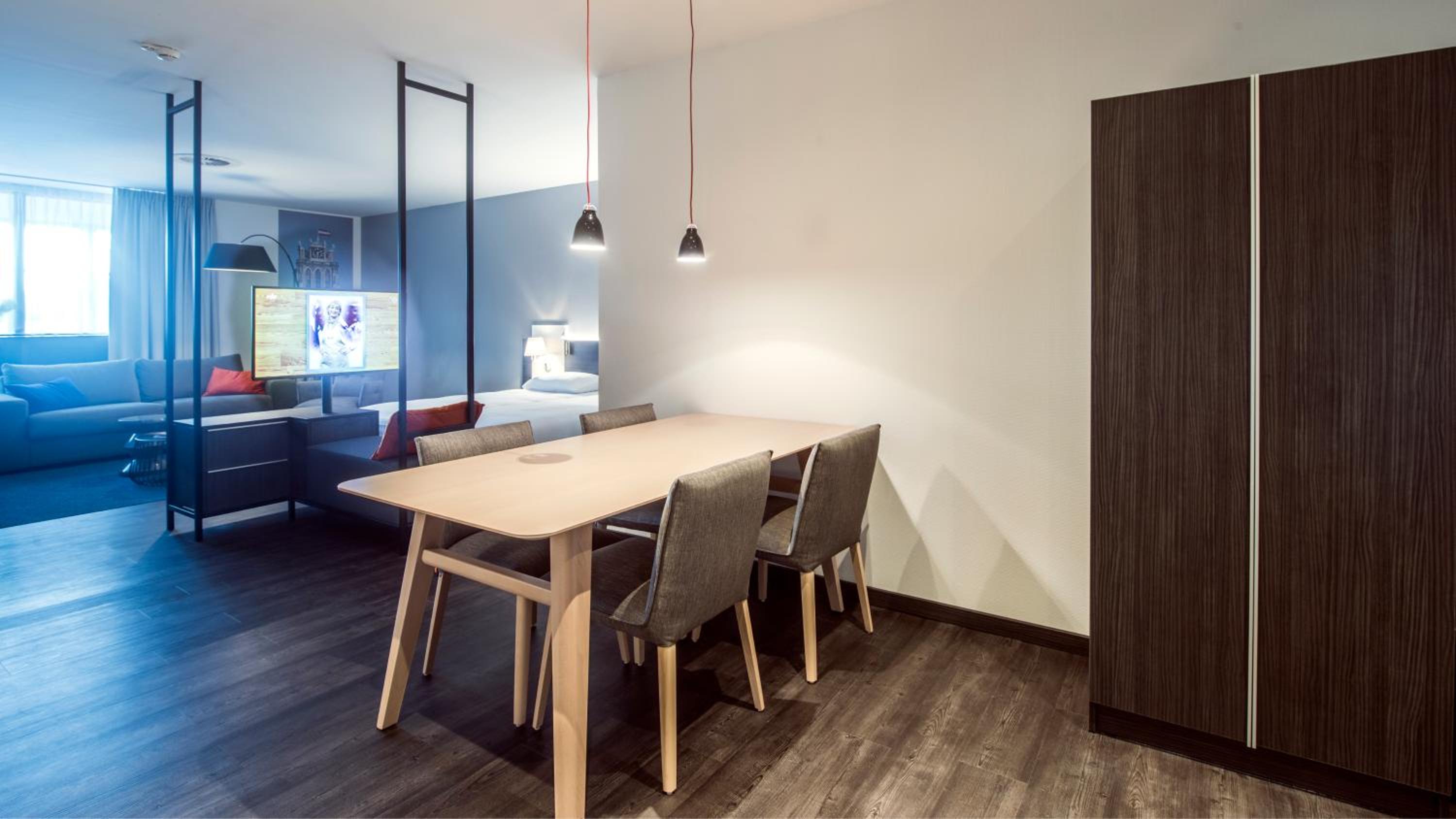 Executive Suite - Photo 3