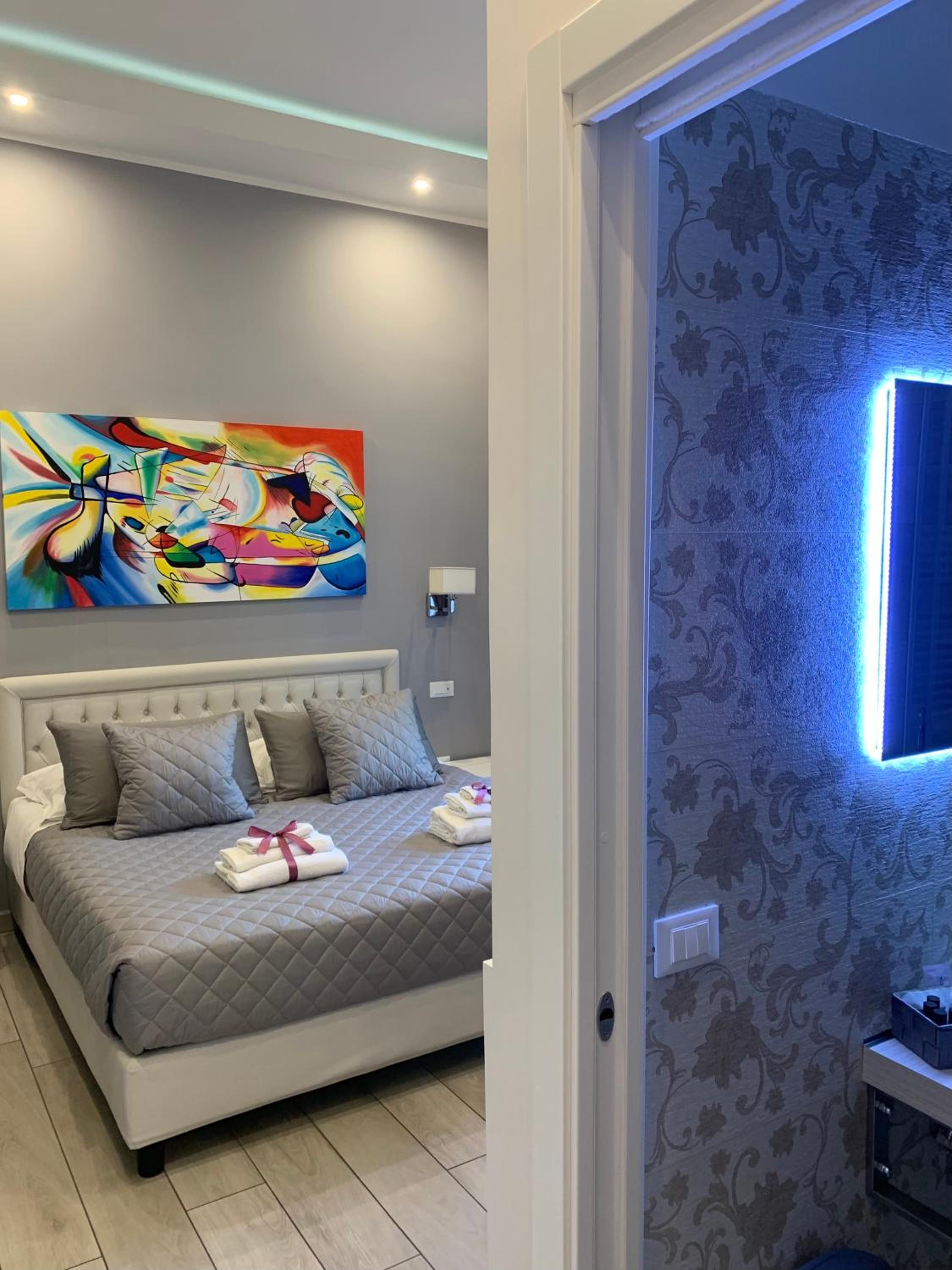 Double Room with Balcony - Photo 12