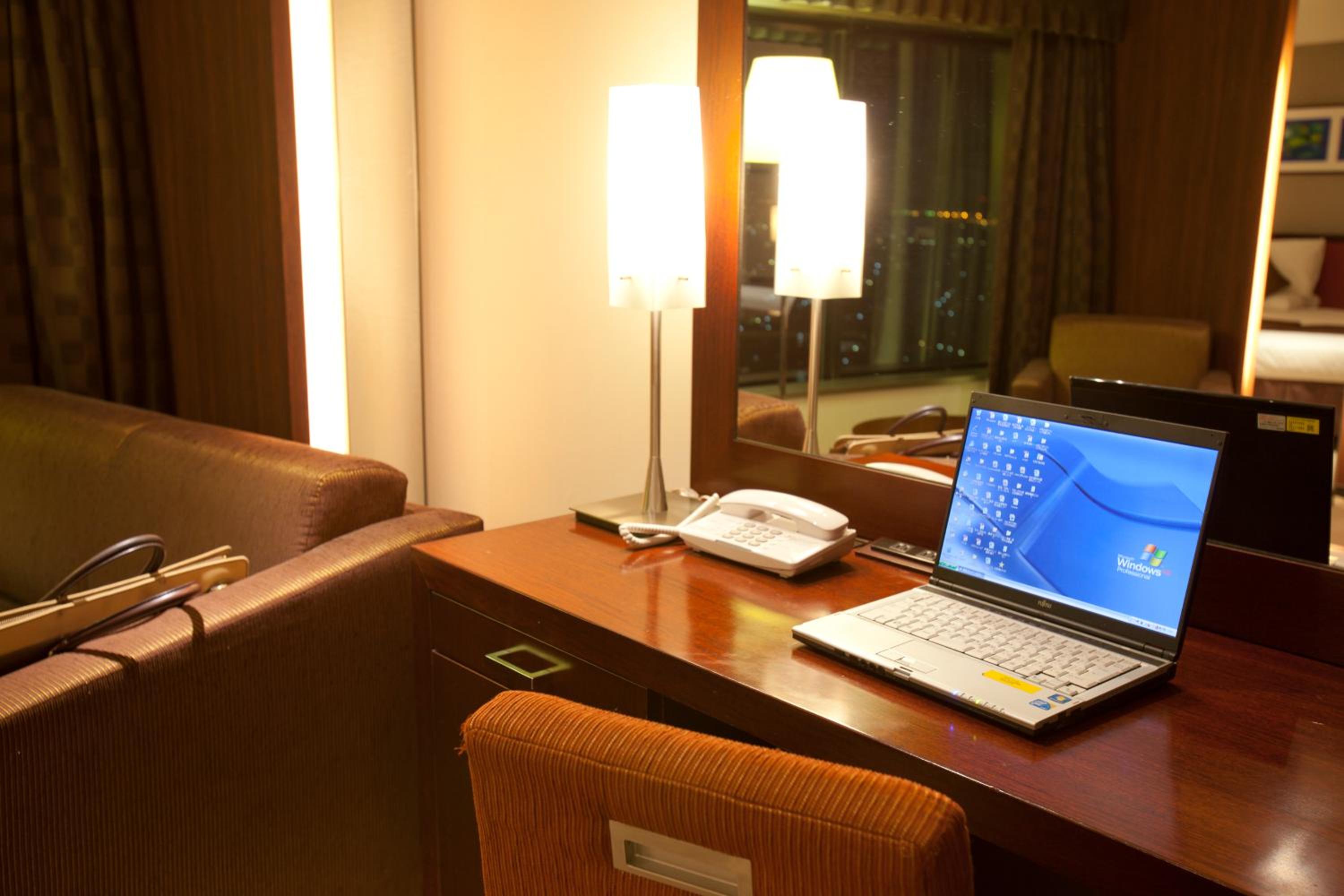 High Floor - Deluxe King Room (38th-39th Floor) - Non-Smoking - Photo 4
