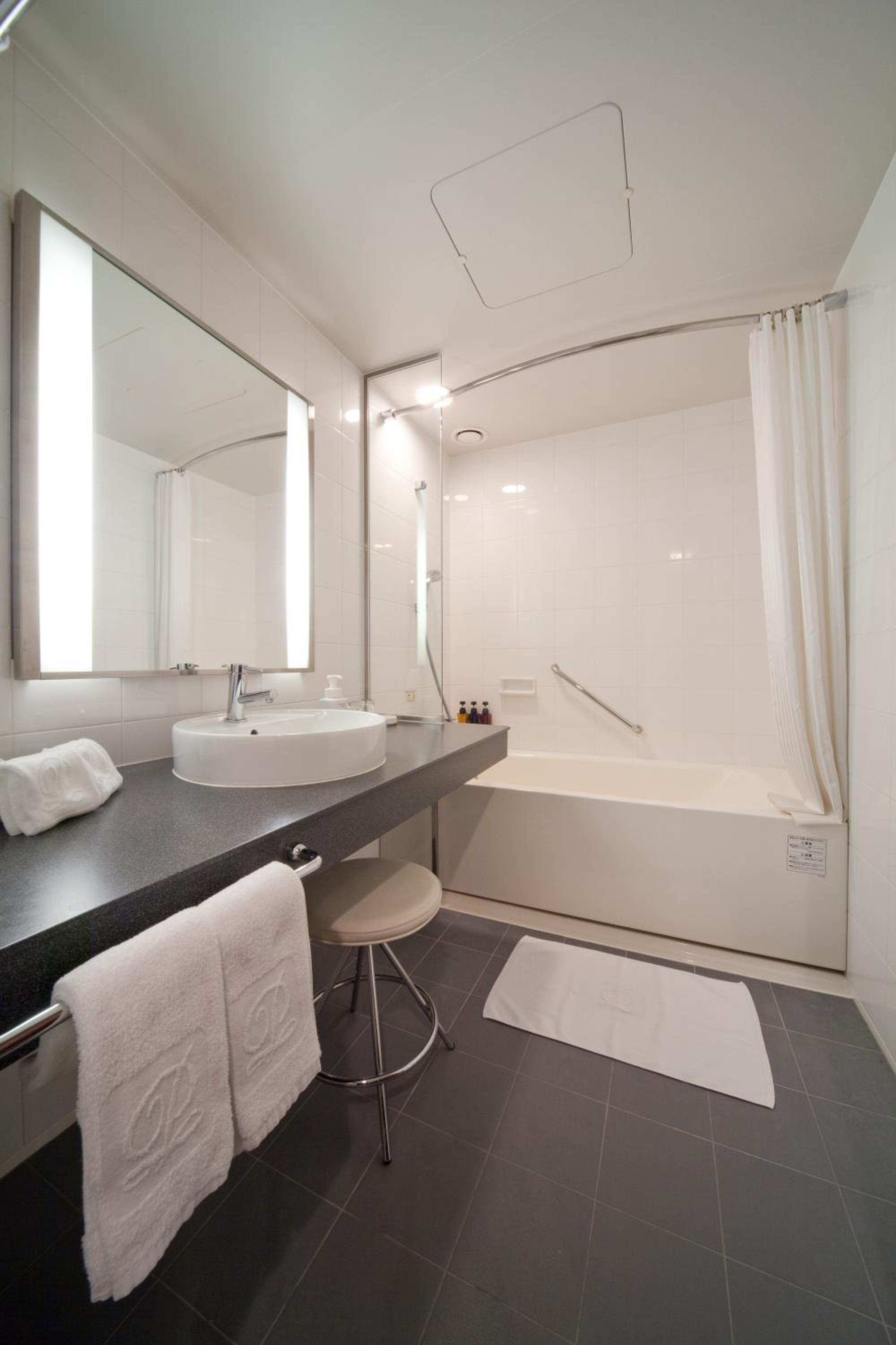 High Floor - Deluxe King Room (38th-39th Floor) - Non-Smoking - Photo 2