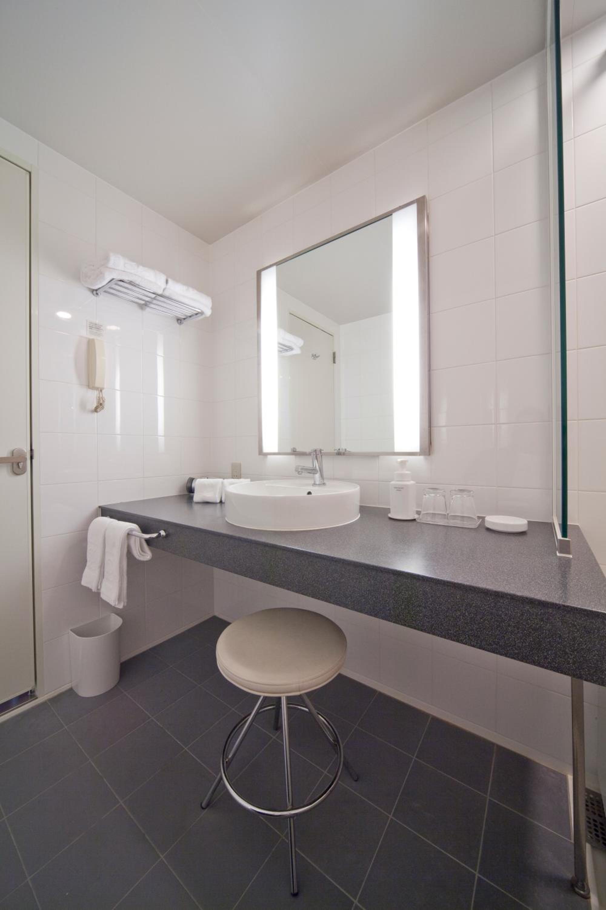 High Floor - Deluxe King Room (38th-39th Floor) - Non-Smoking - Photo 3