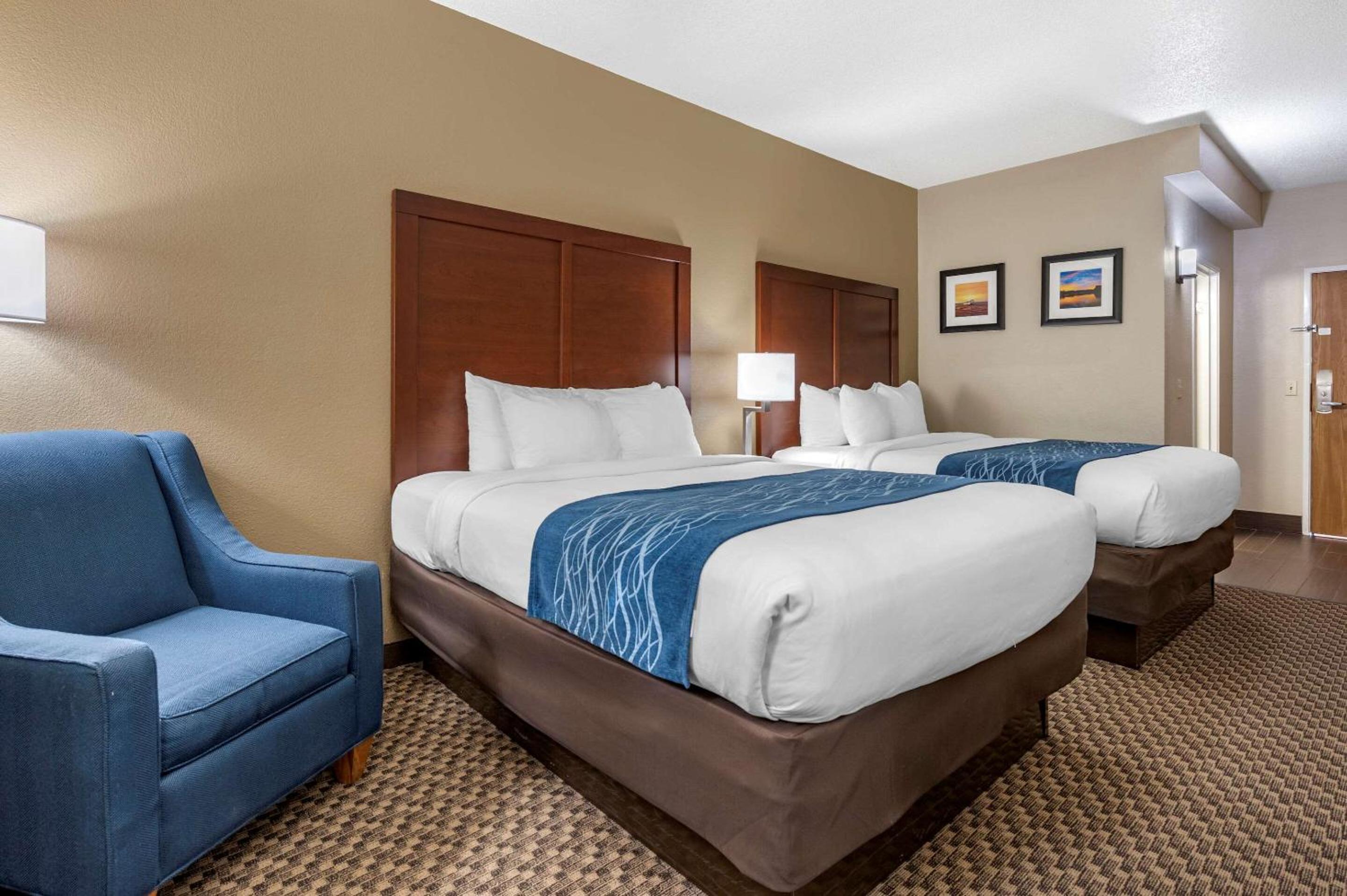 Queen Room with Two Queen Beds - Non-Smoking - Photo 1