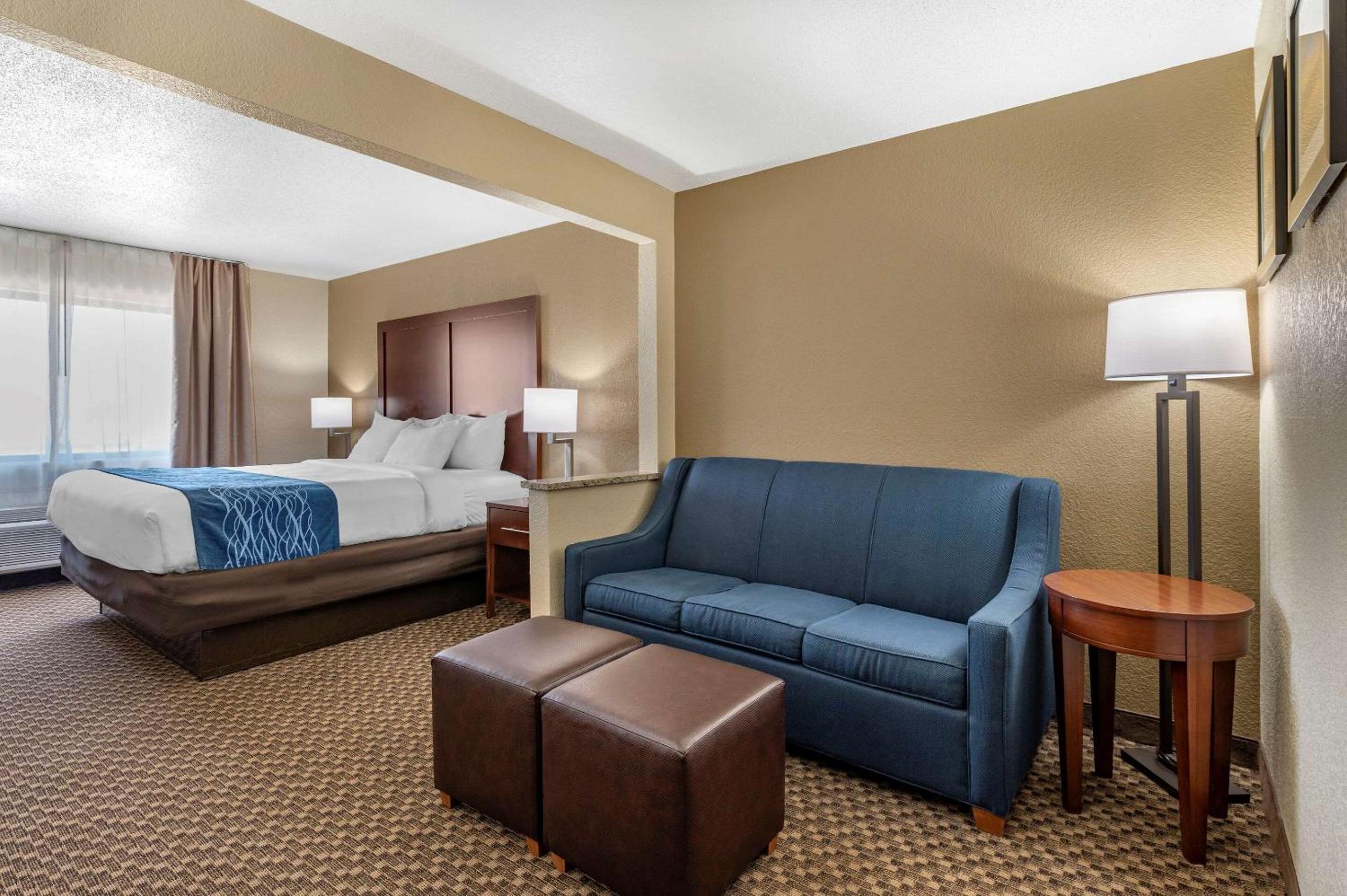 King Suite with Sofa Bed - Non Smoking - Photo 2