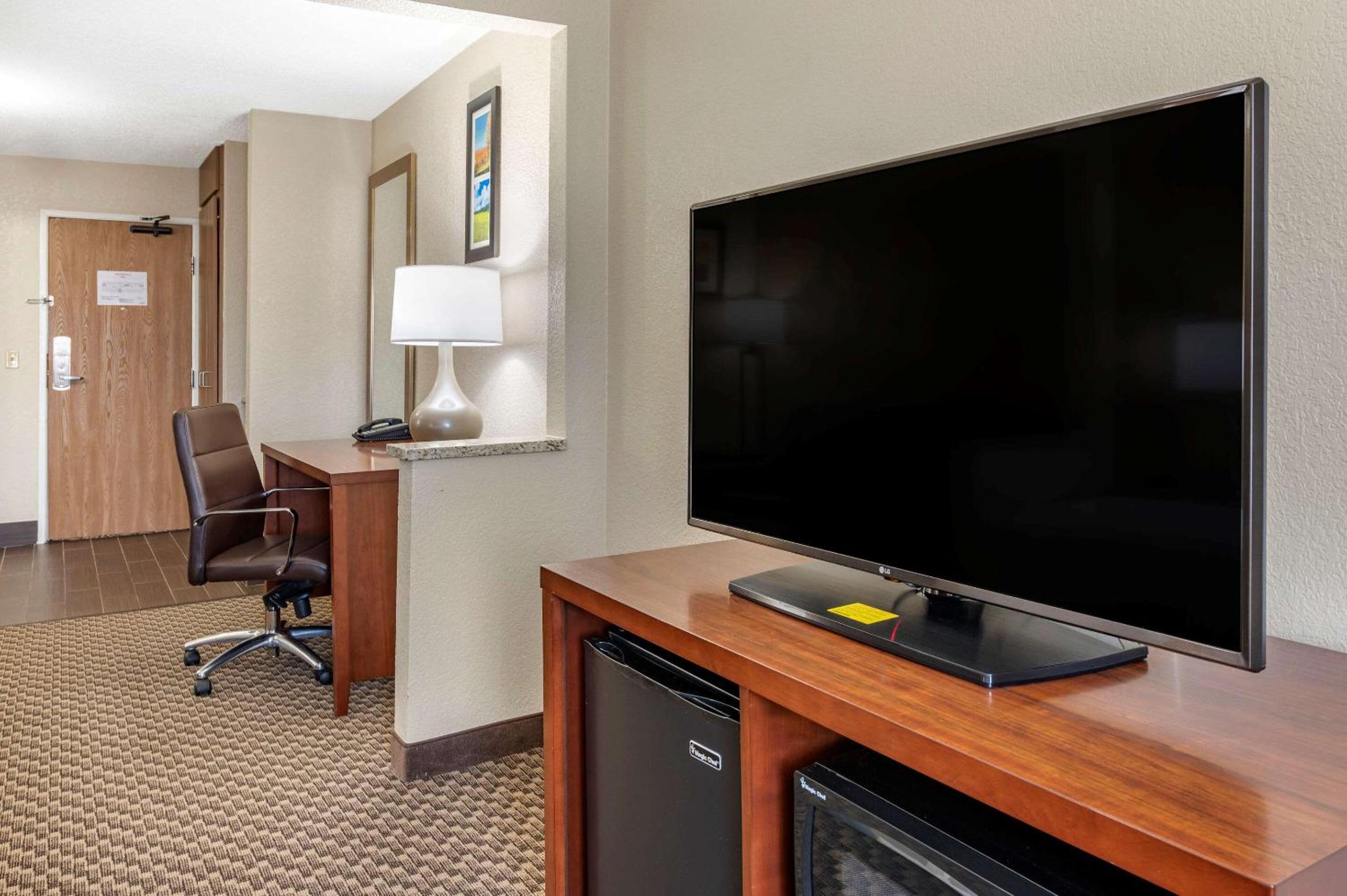 King Suite with Sofa Bed - Non Smoking - Photo 3