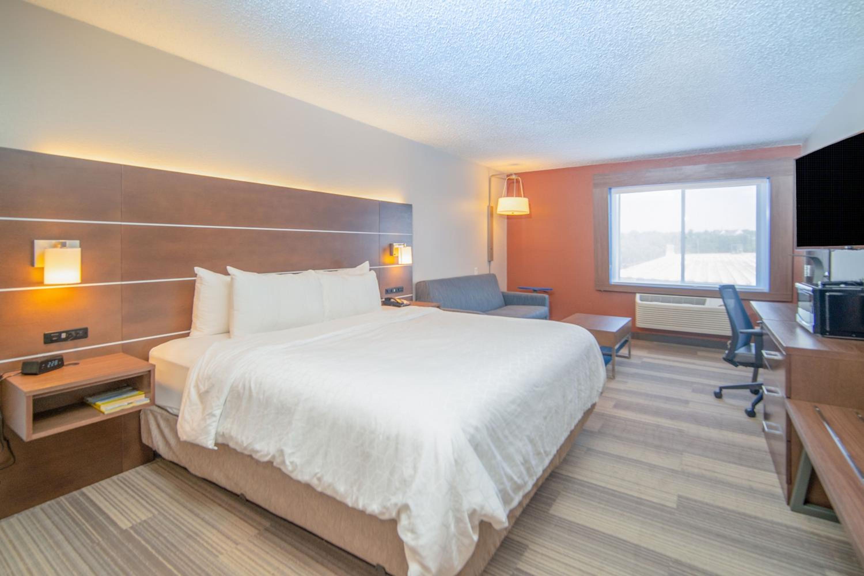 Standard King Room with Sofa Bed - Photo 5