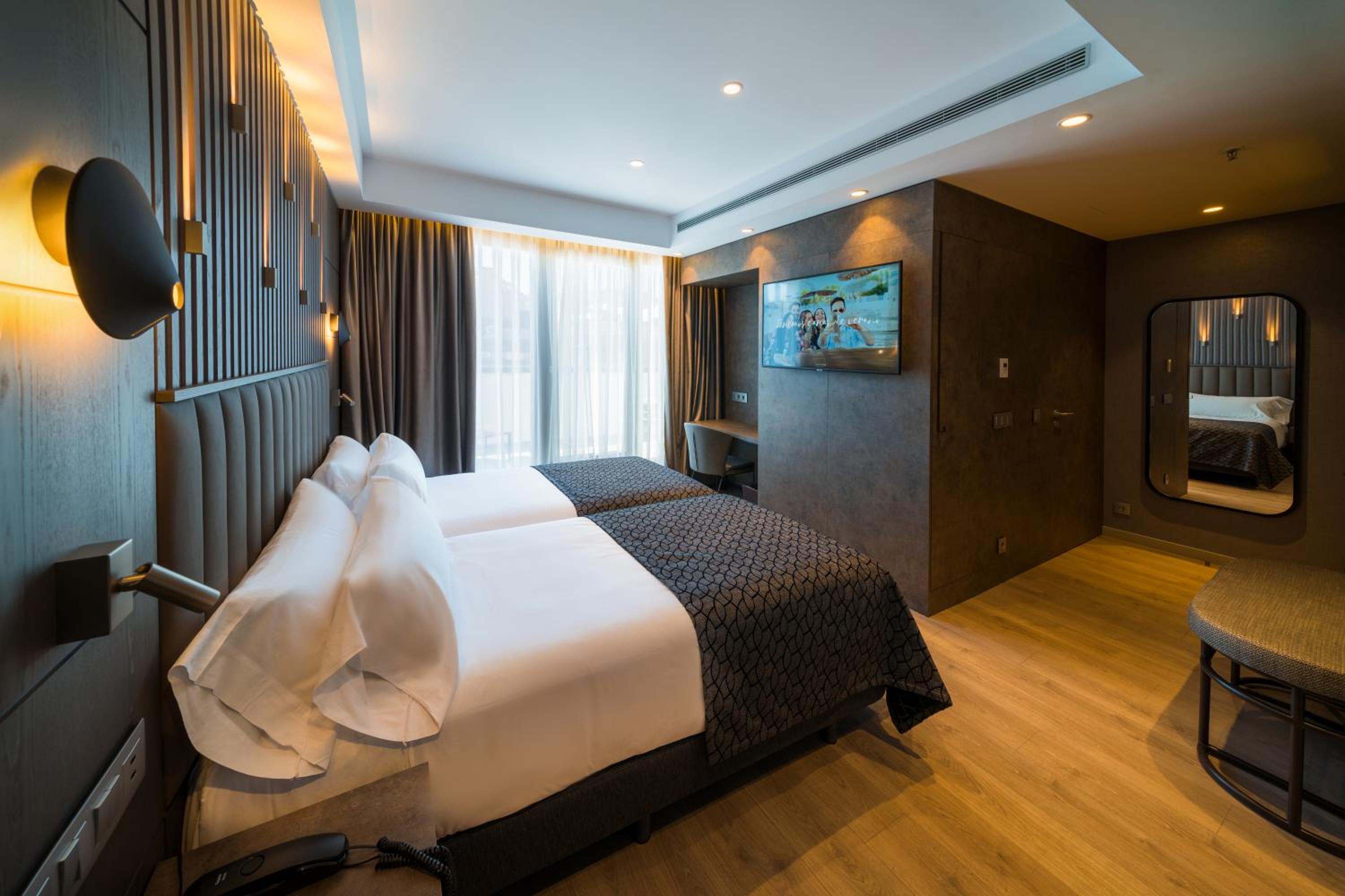 Deluxe Double or Twin Room with Terrace - Photo 1