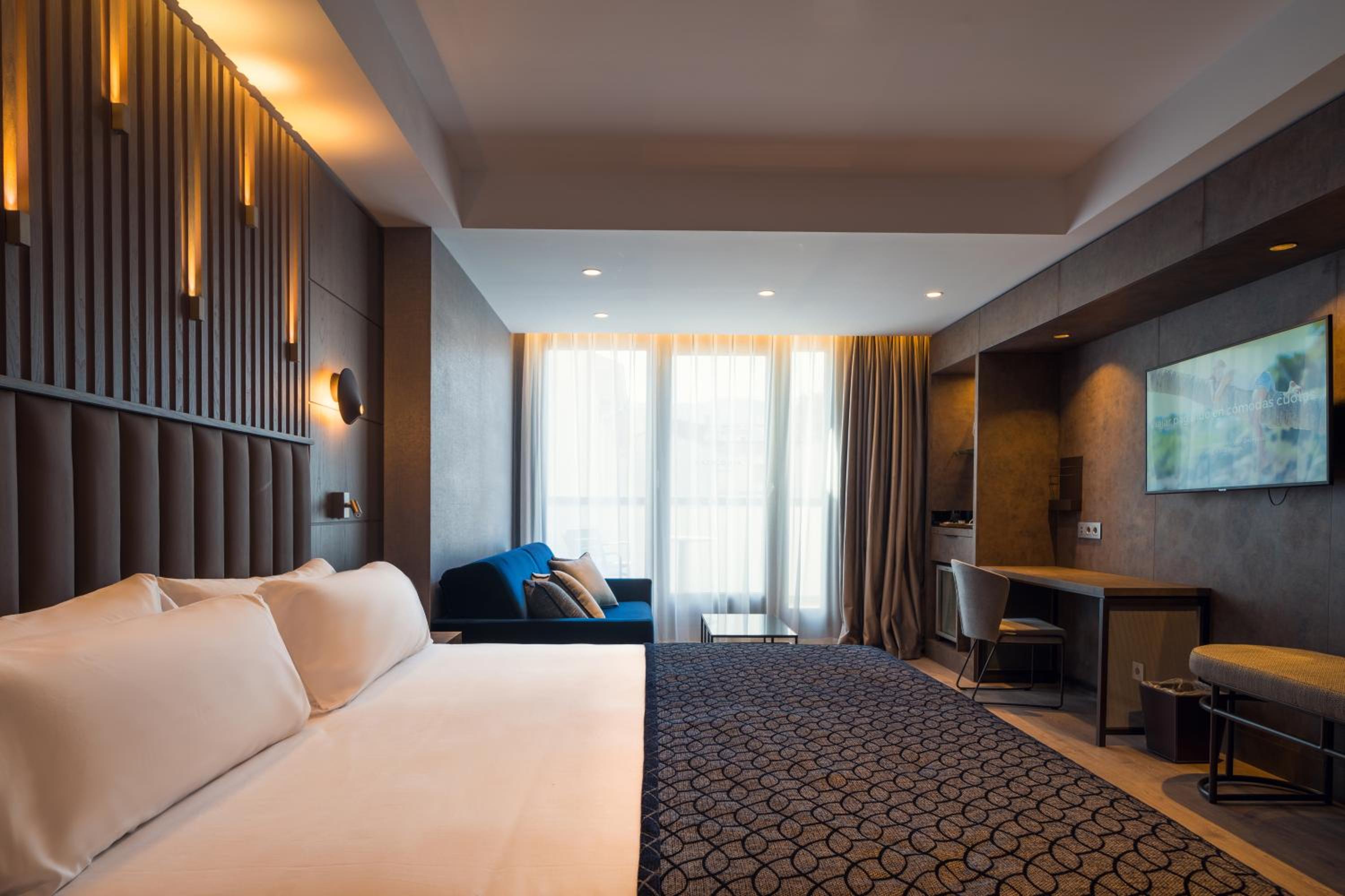 Deluxe Junior Suite with Terrace - Photo 4