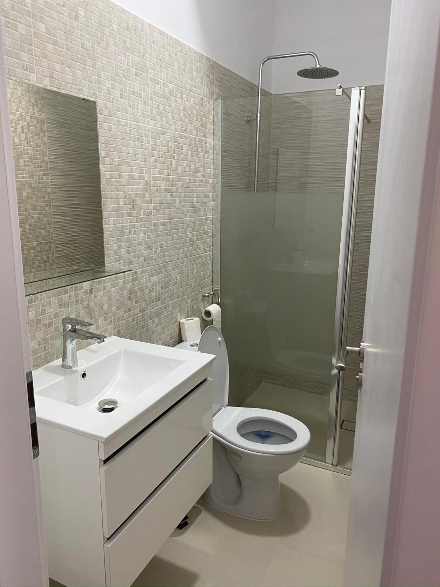 Twin Room with Private Bathroom photo 3