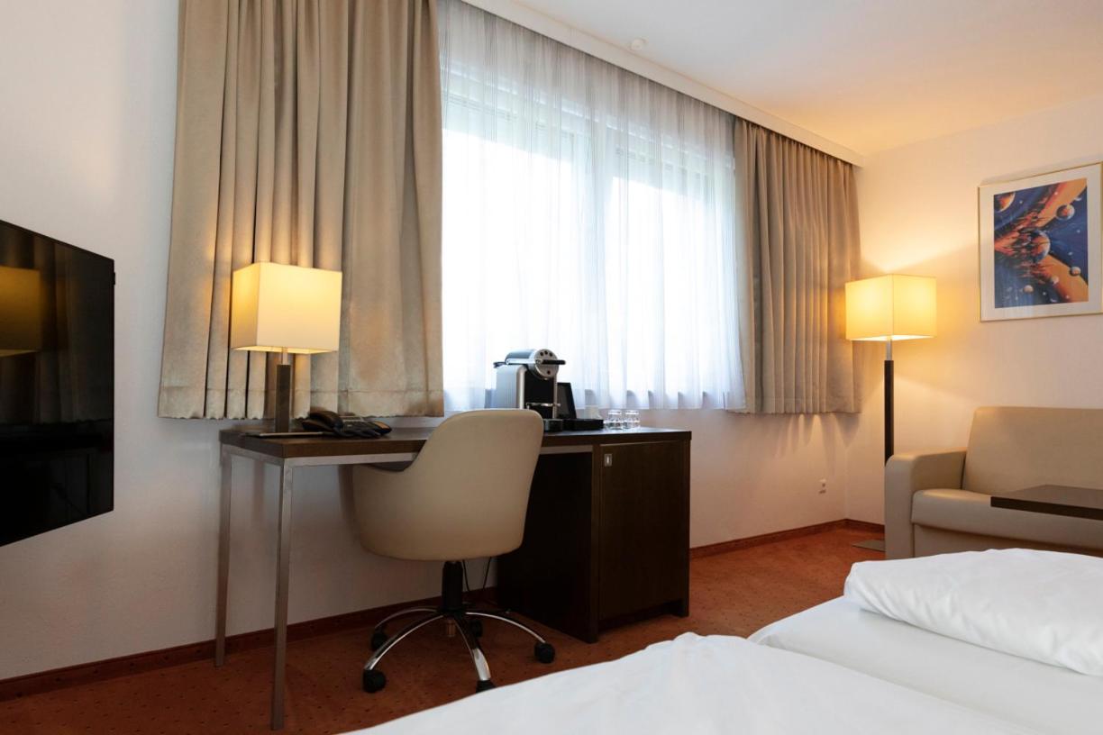 Large Double or Twin Room with Street View photo 3