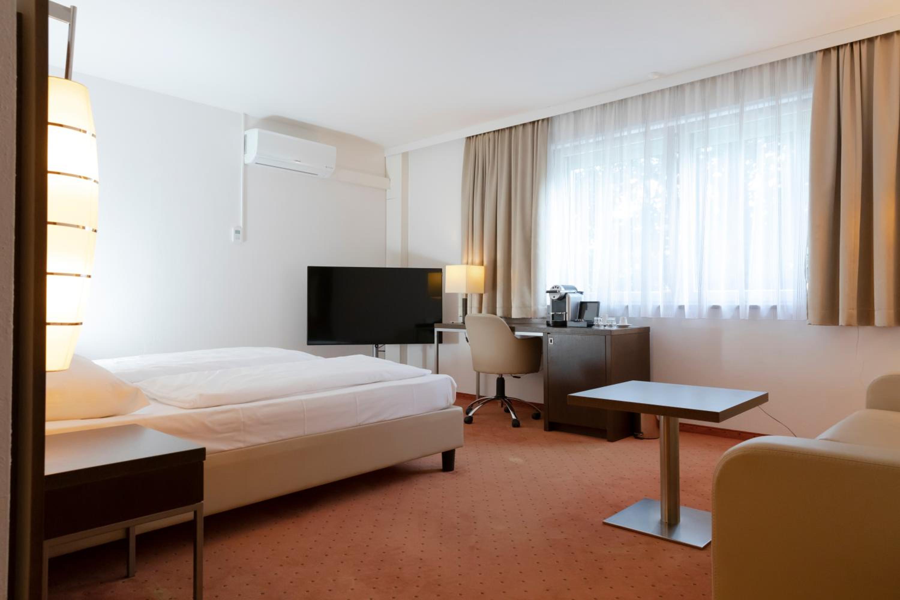 Large Double or Twin Room with Street View photo 2
