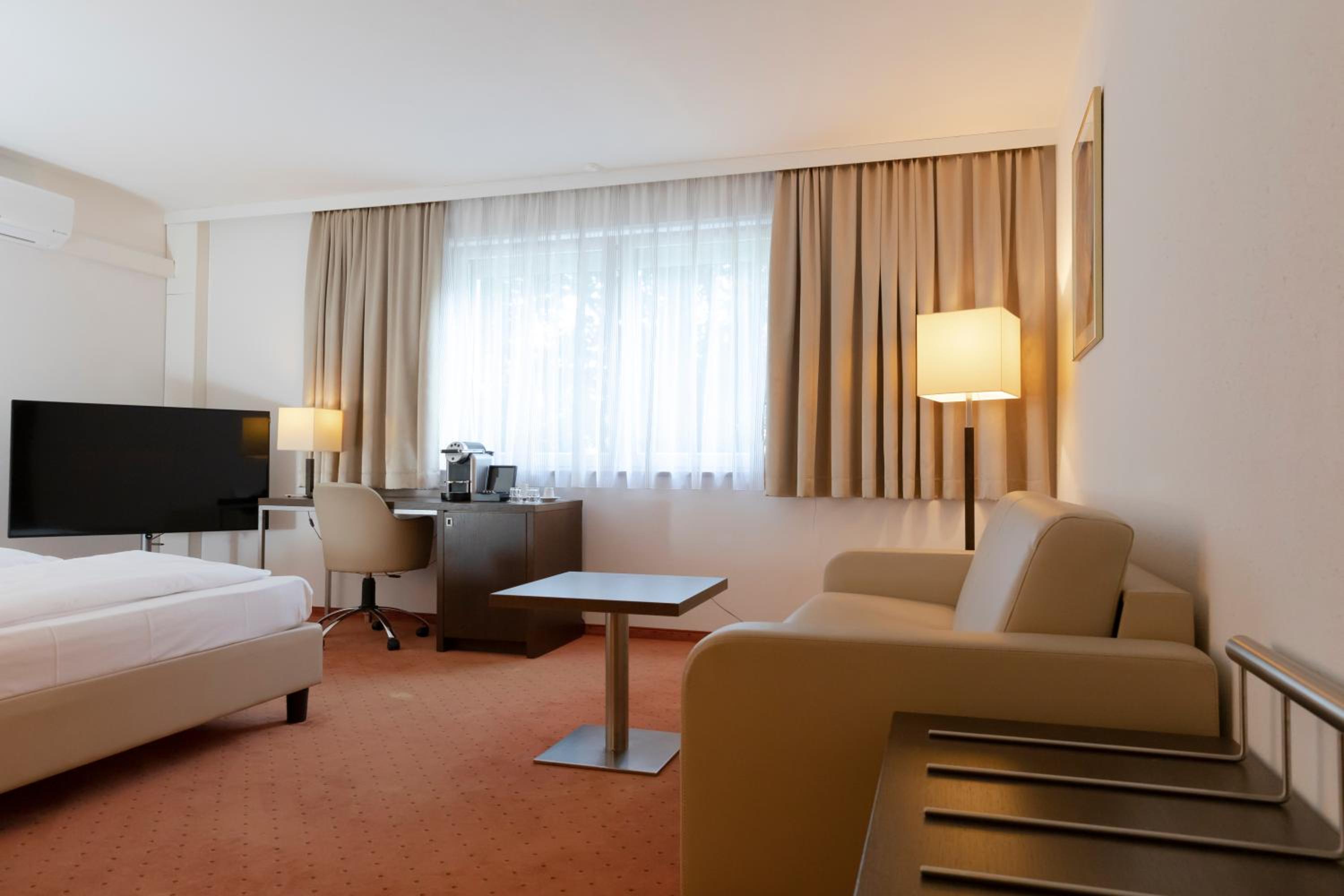 Large Double or Twin Room with Street View photo 1