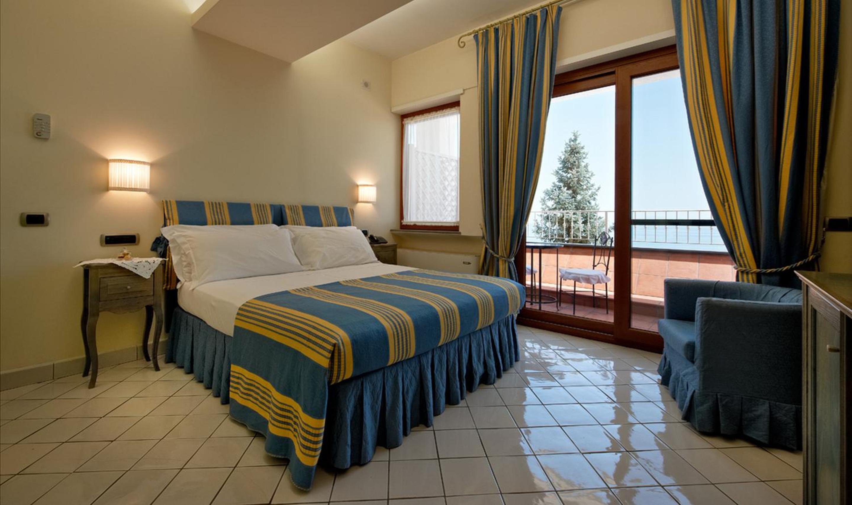 Double Room with Balcony and Sea View - Photo 10