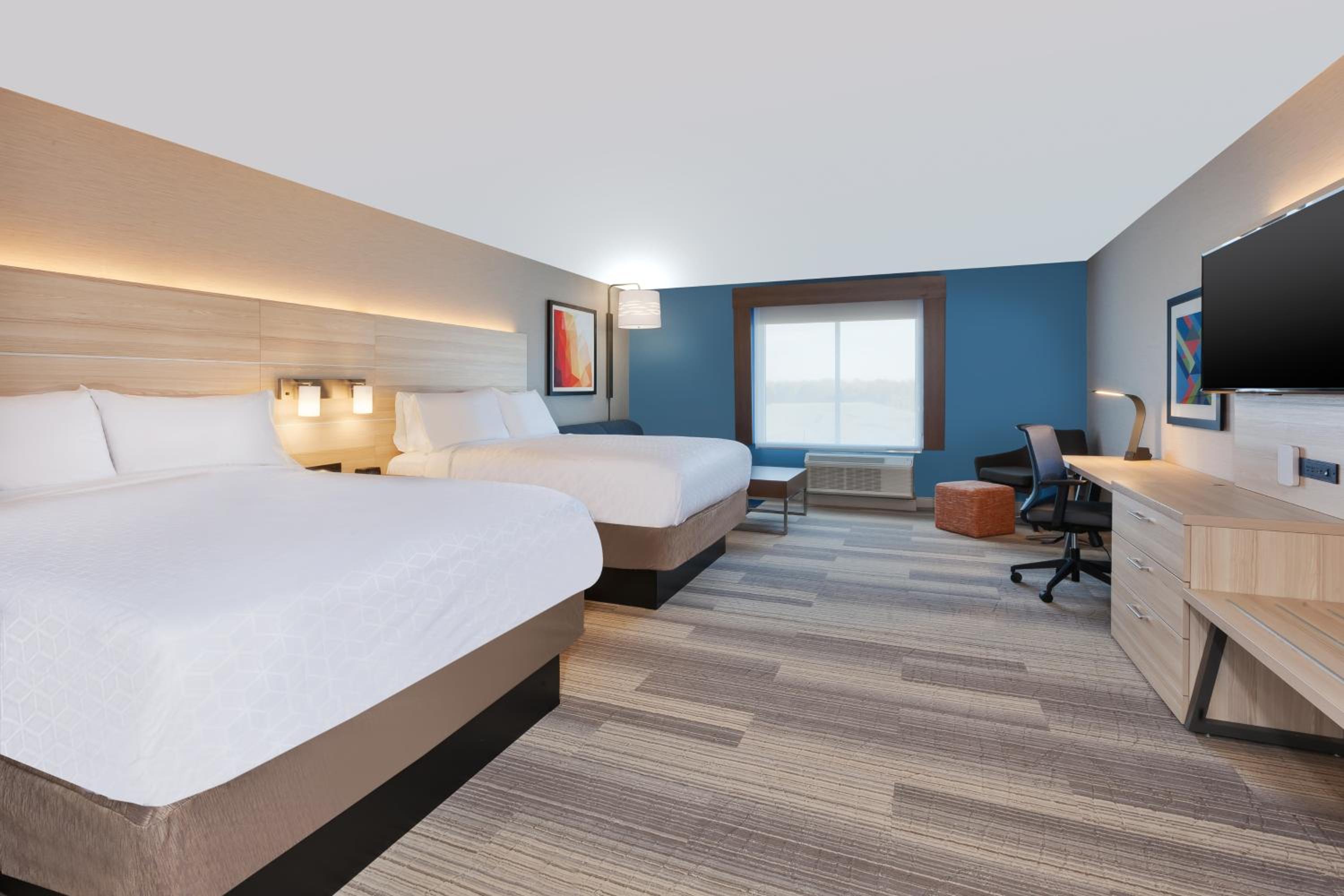 Standard Queen Room with Two Queen Beds - Photo 3