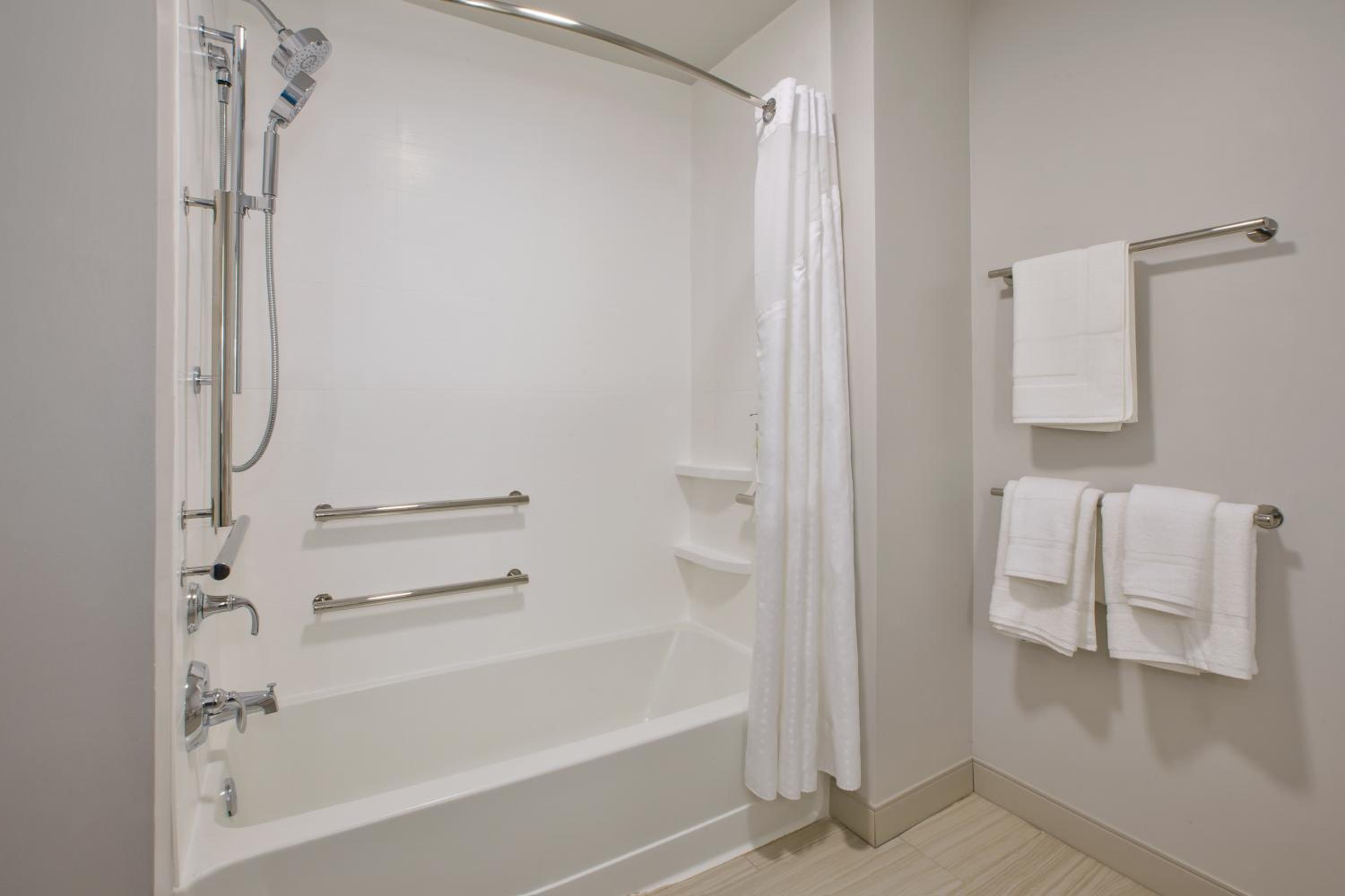 Standard King Room with Accessible Tub - Mobility Access - Photo 2