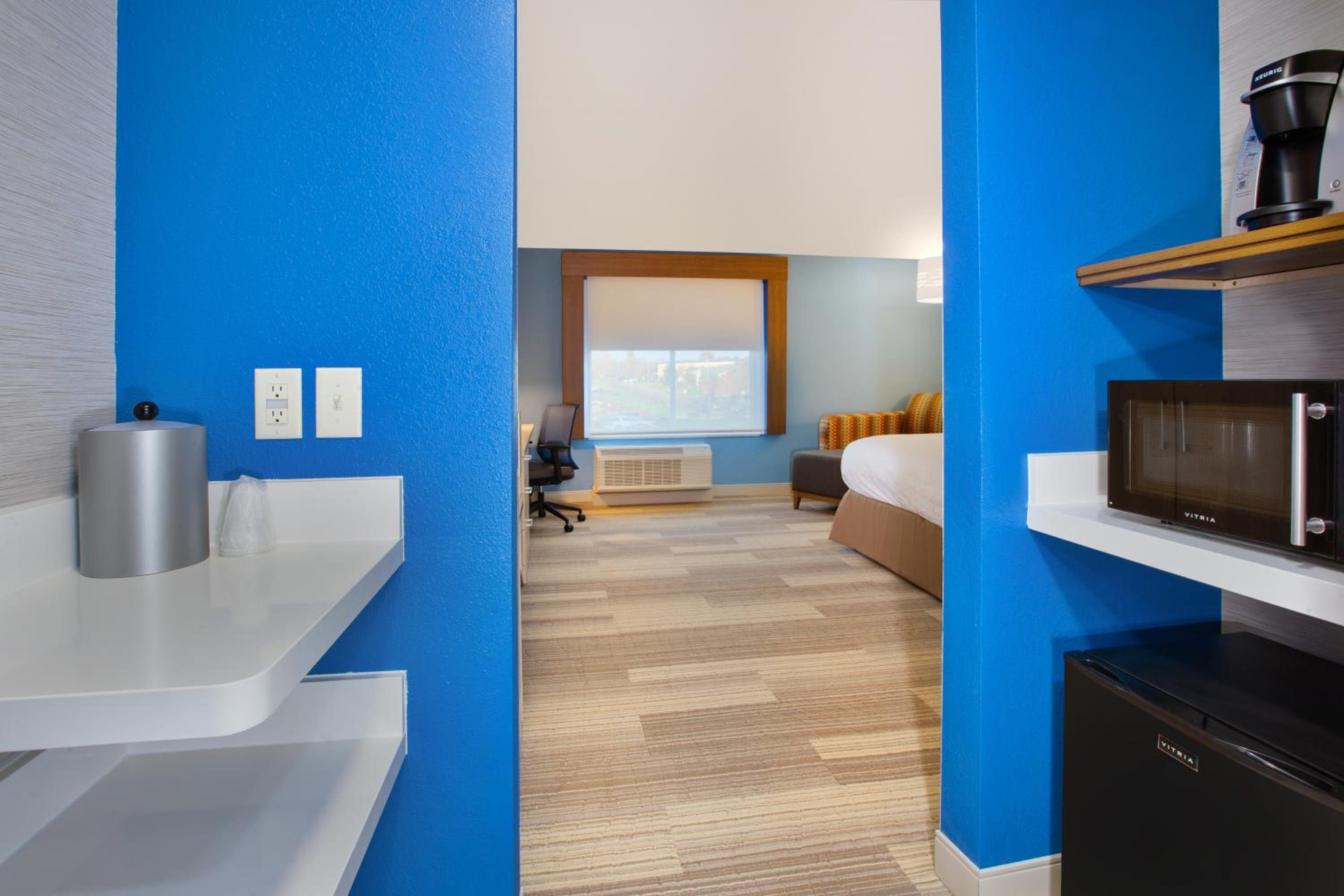King Room - Hearing Accessible - Roll-in Shower - Photo 2