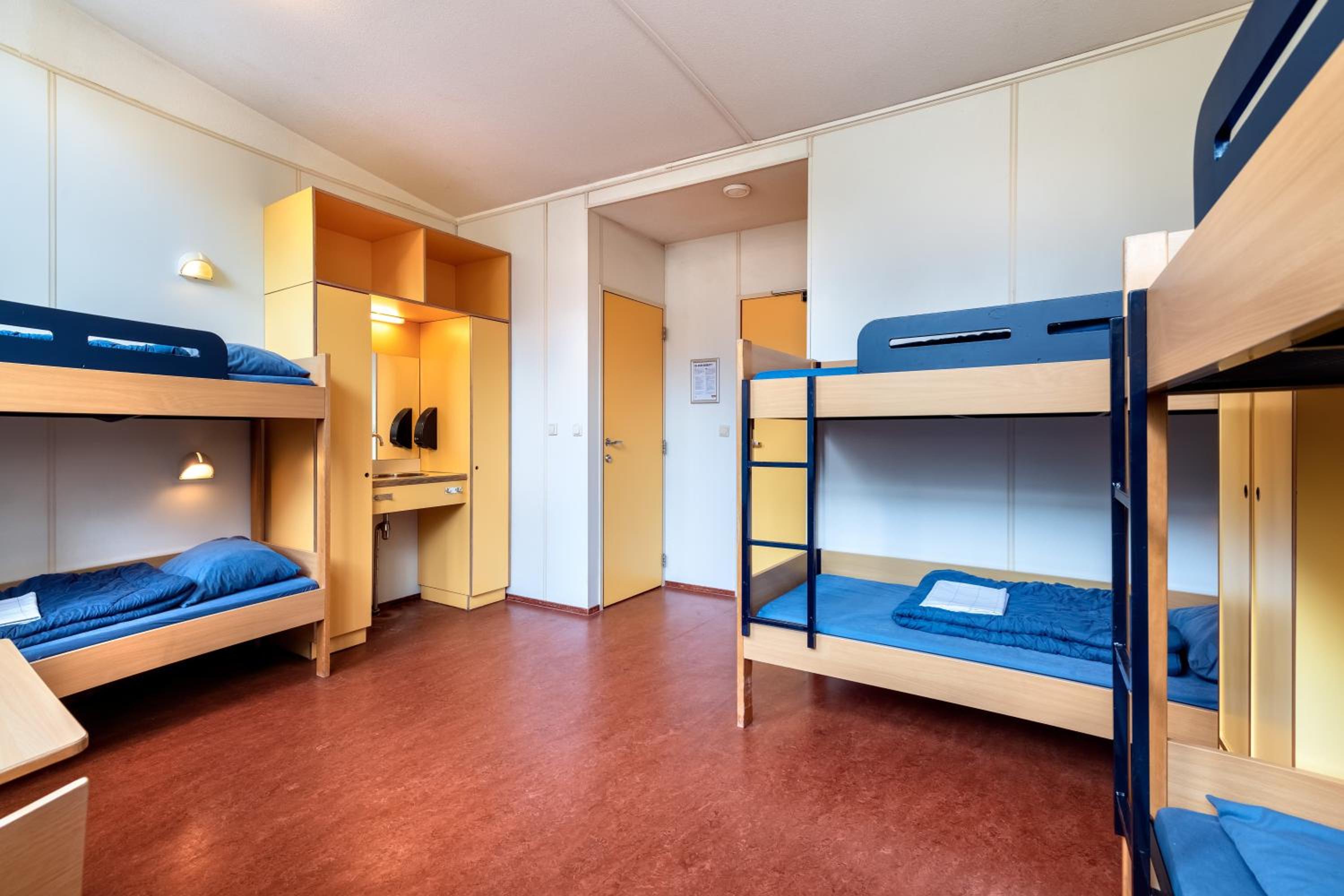 Bed in 6-Bed Mixed Room with Shower photo 3