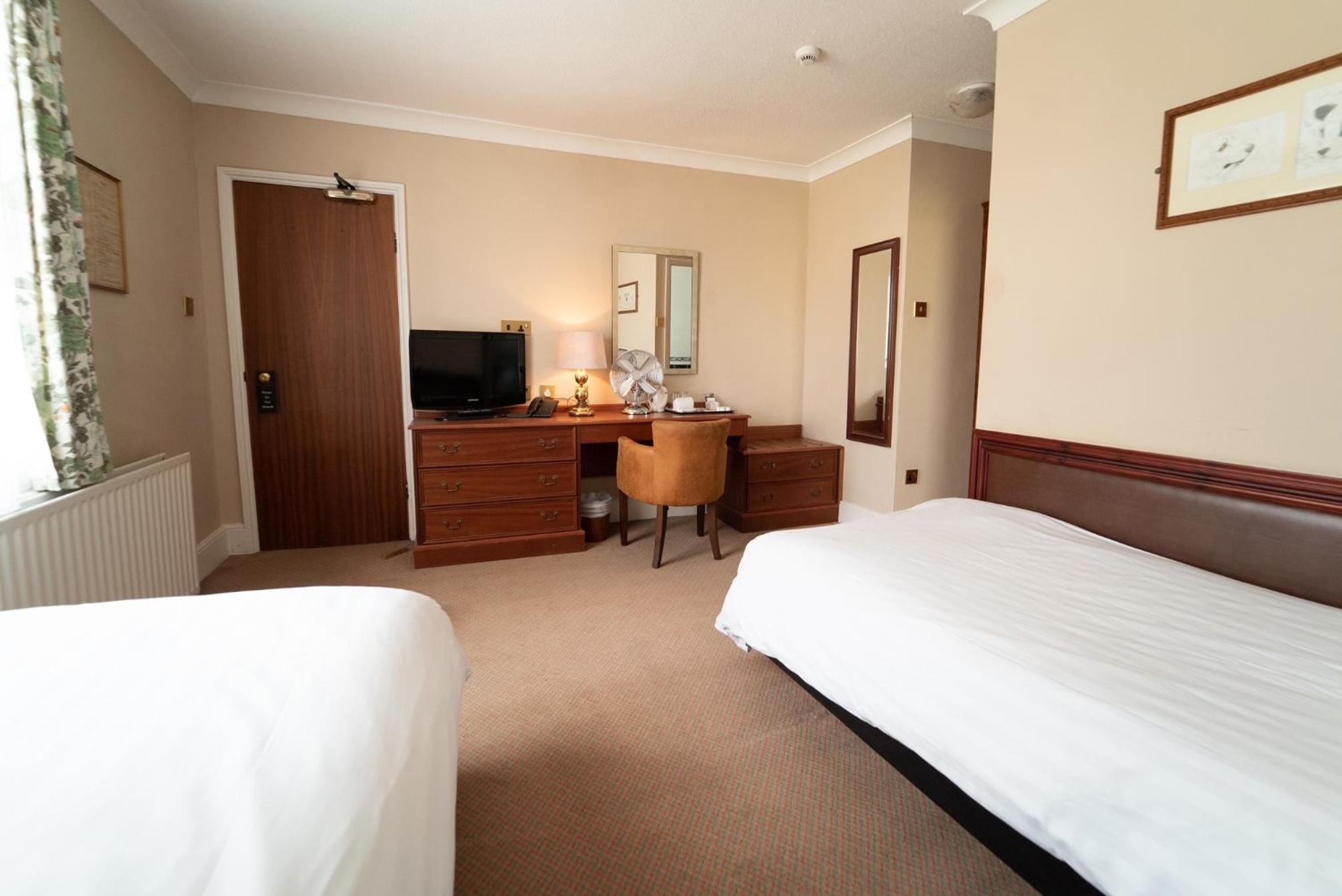 Twin Room with Private Bathroom - Photo 3
