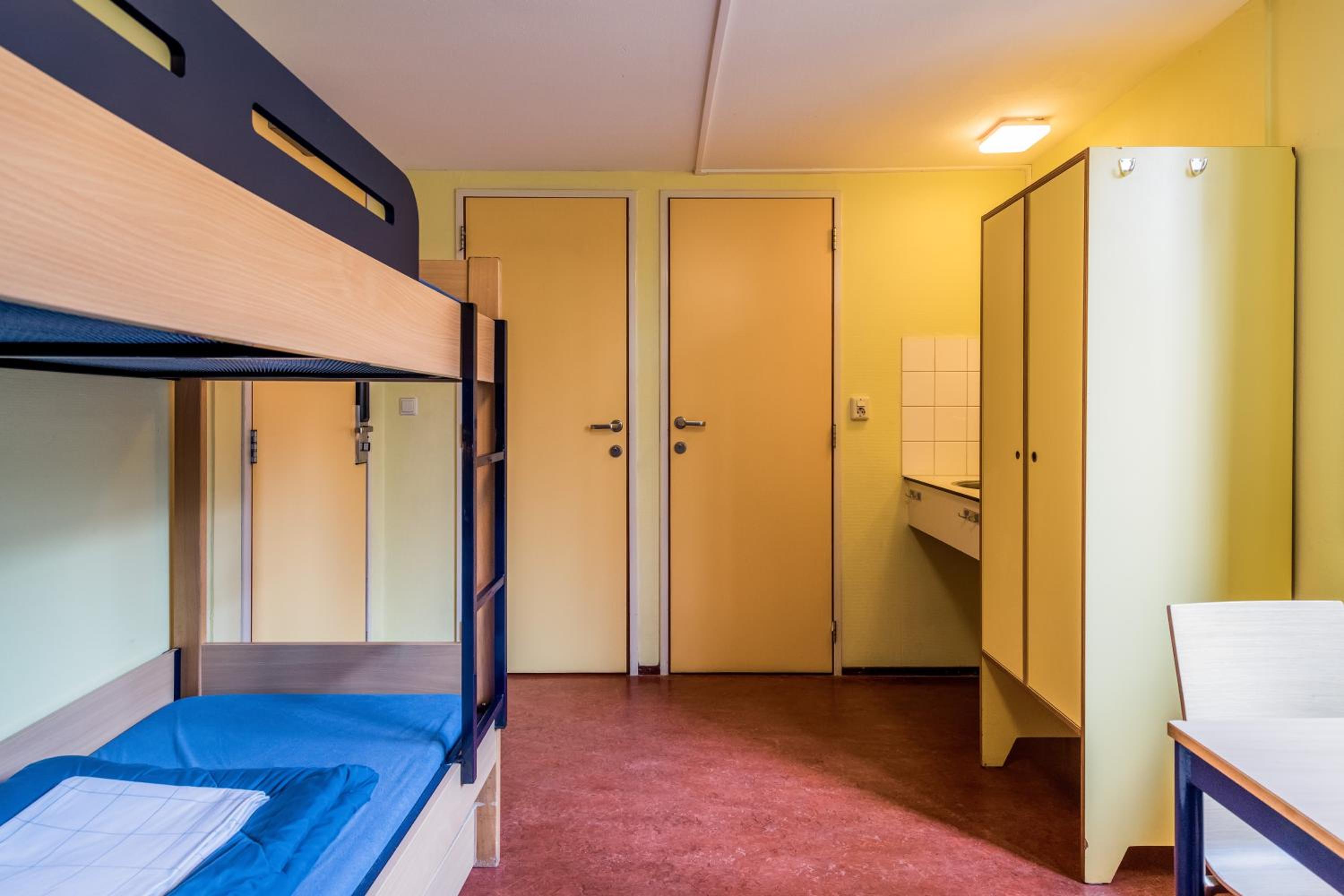 Twin Room with Bunk Beds and Private Bathroom with Shower photo 3