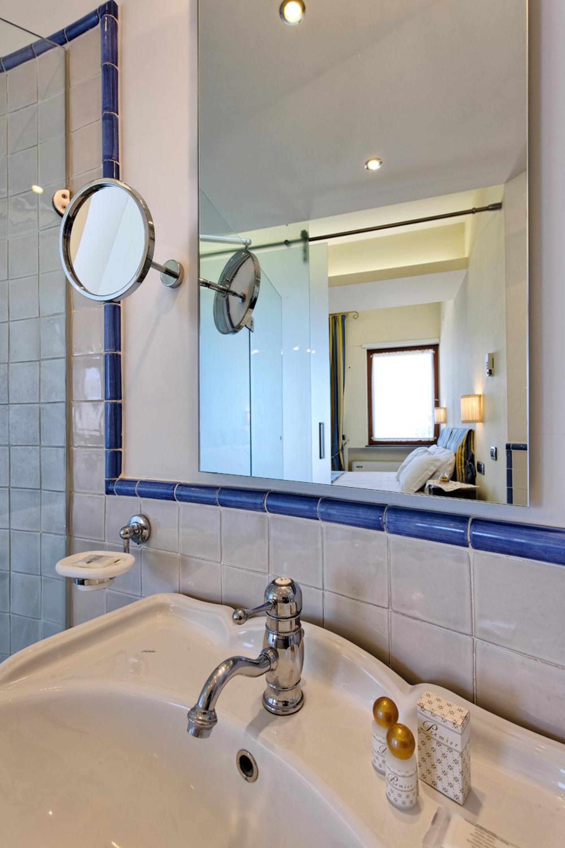 Double Room with Balcony and Sea View - Photo 13