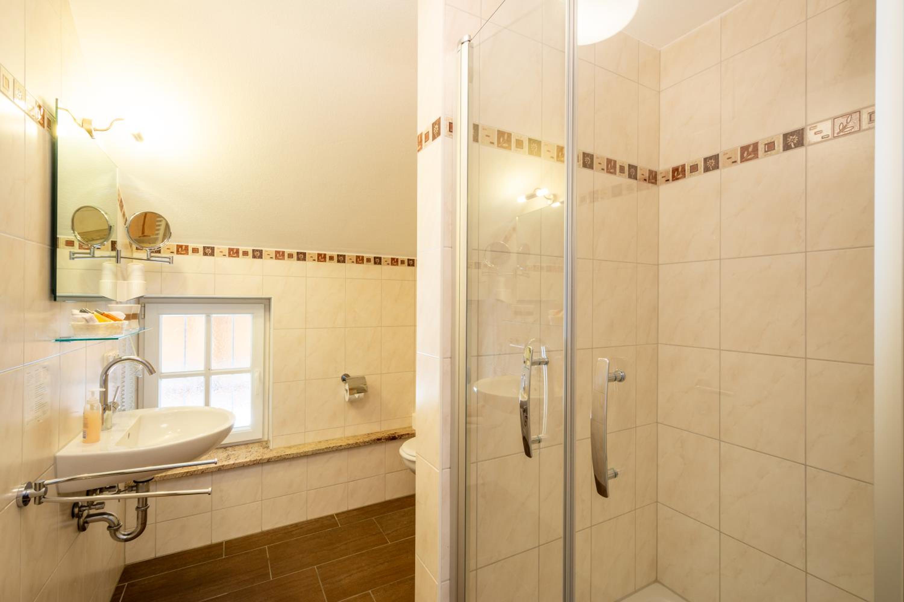 Double Room with Balcony - Photo 24