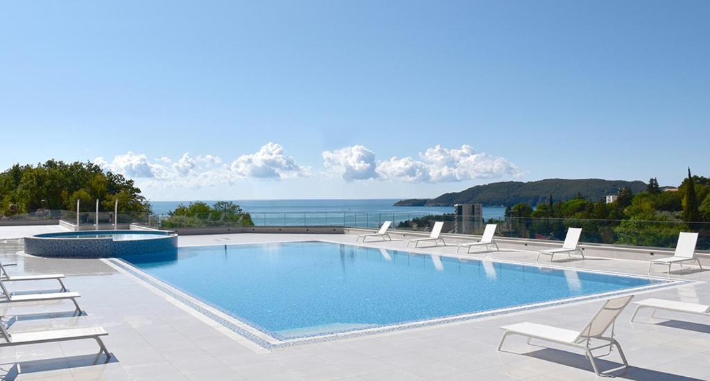 One-Bedroom Apartment with Sea View and Balcony photo 1