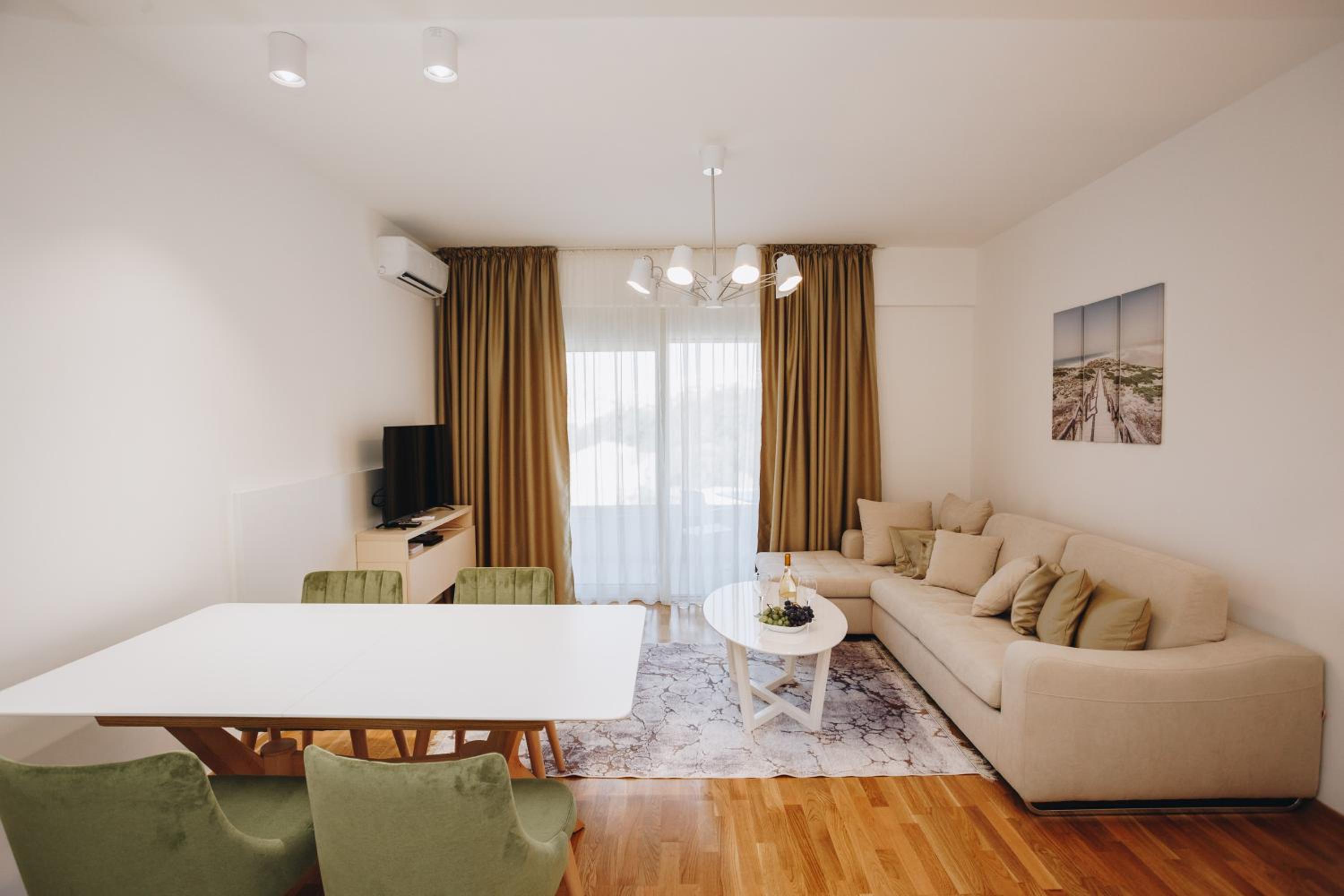 One-Bedroom Apartment with Sea View and Balcony photo 2