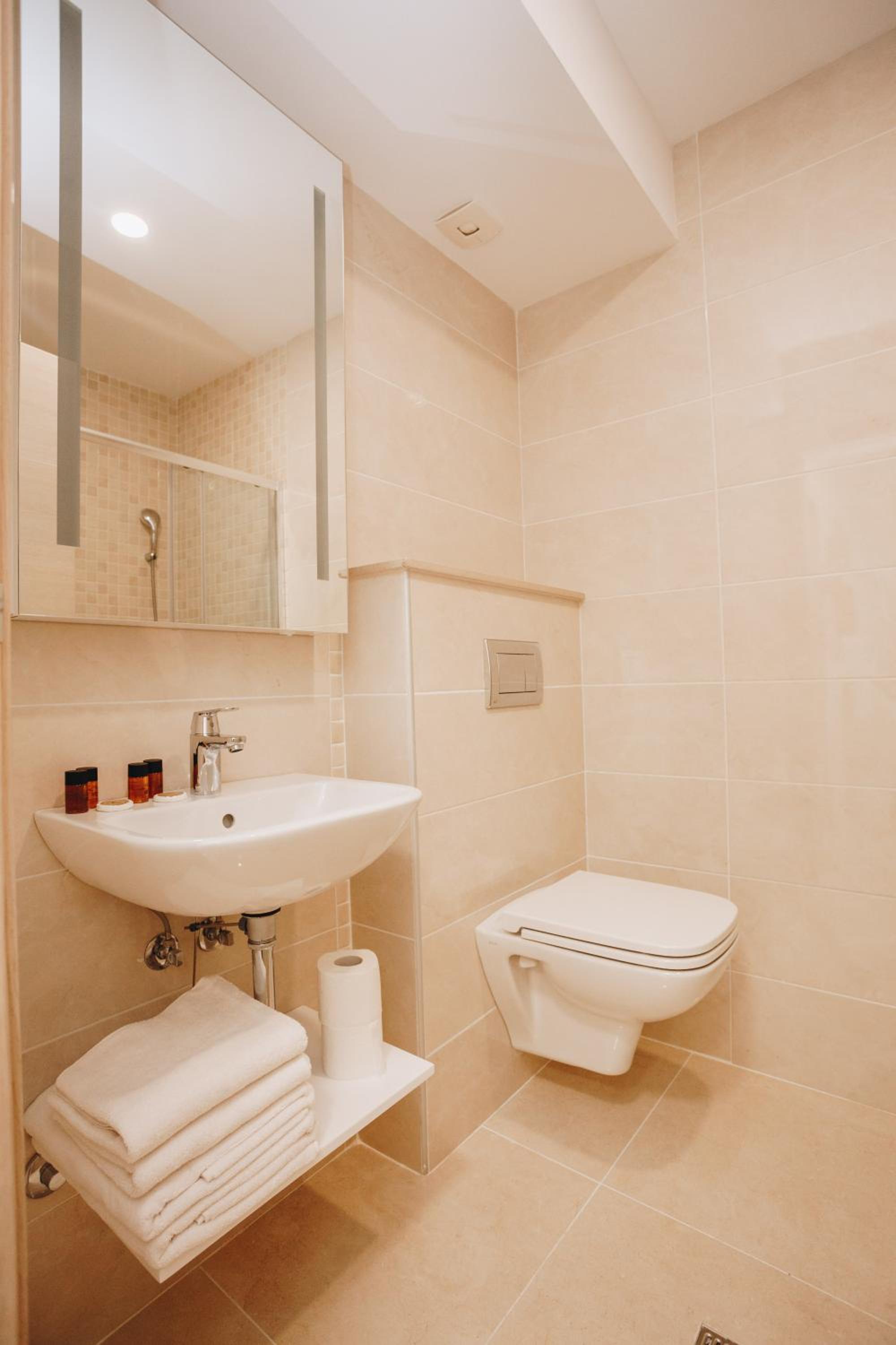 One-Bedroom Apartment with Sea View and Balcony photo 3