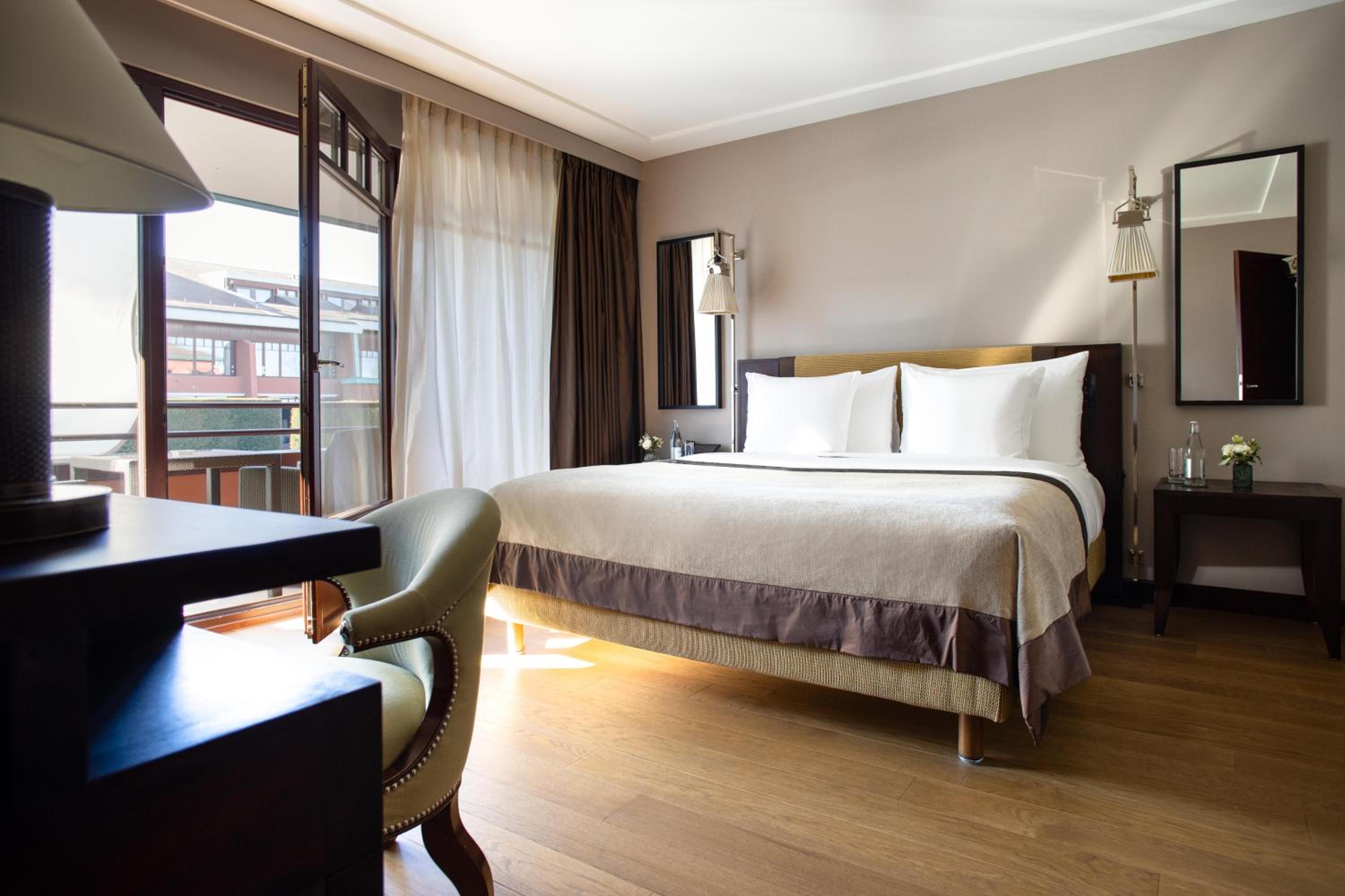 Suite, 1 King Bed (Lake)