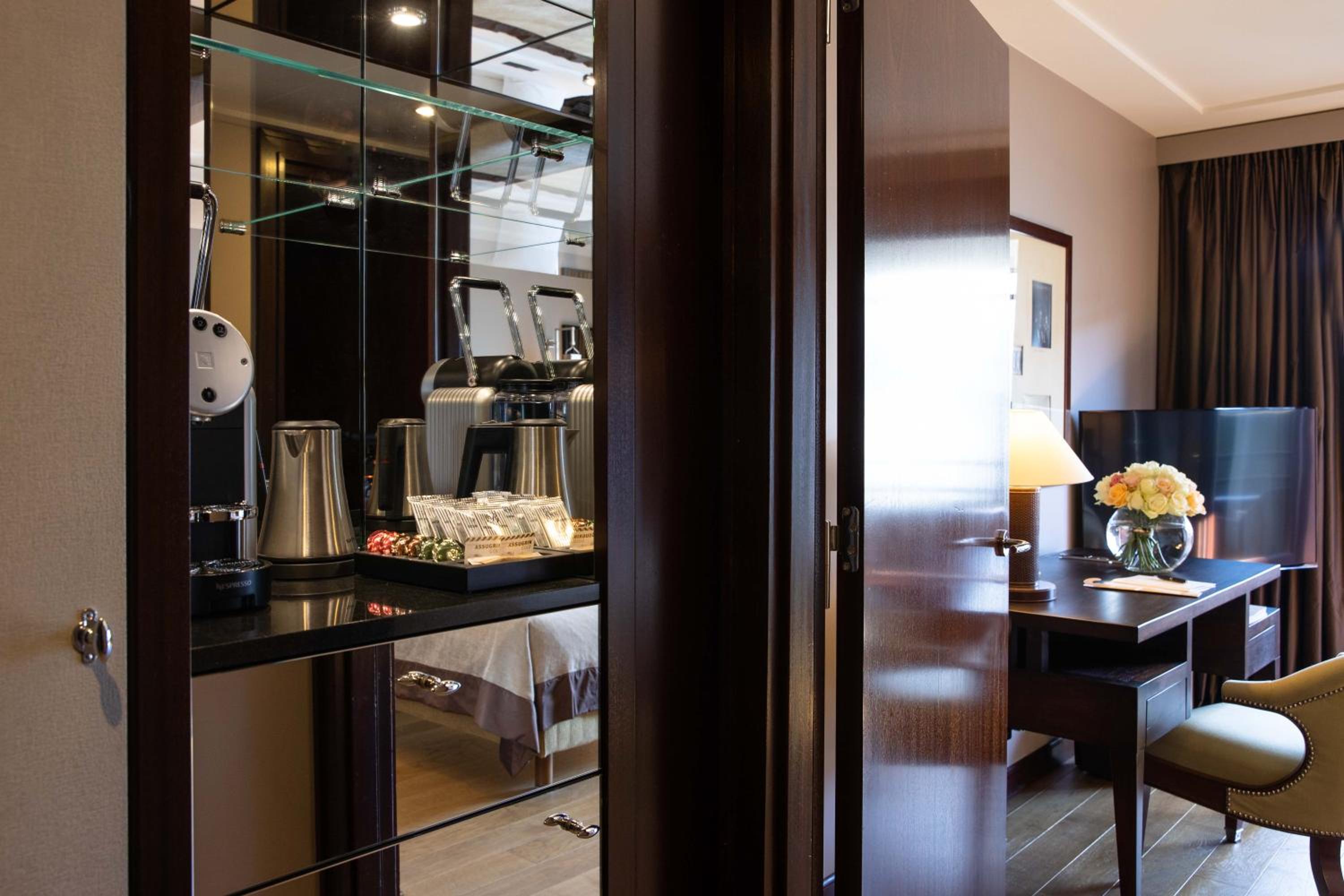 Suite, 1 King Bed (Lake) thumbnail 5