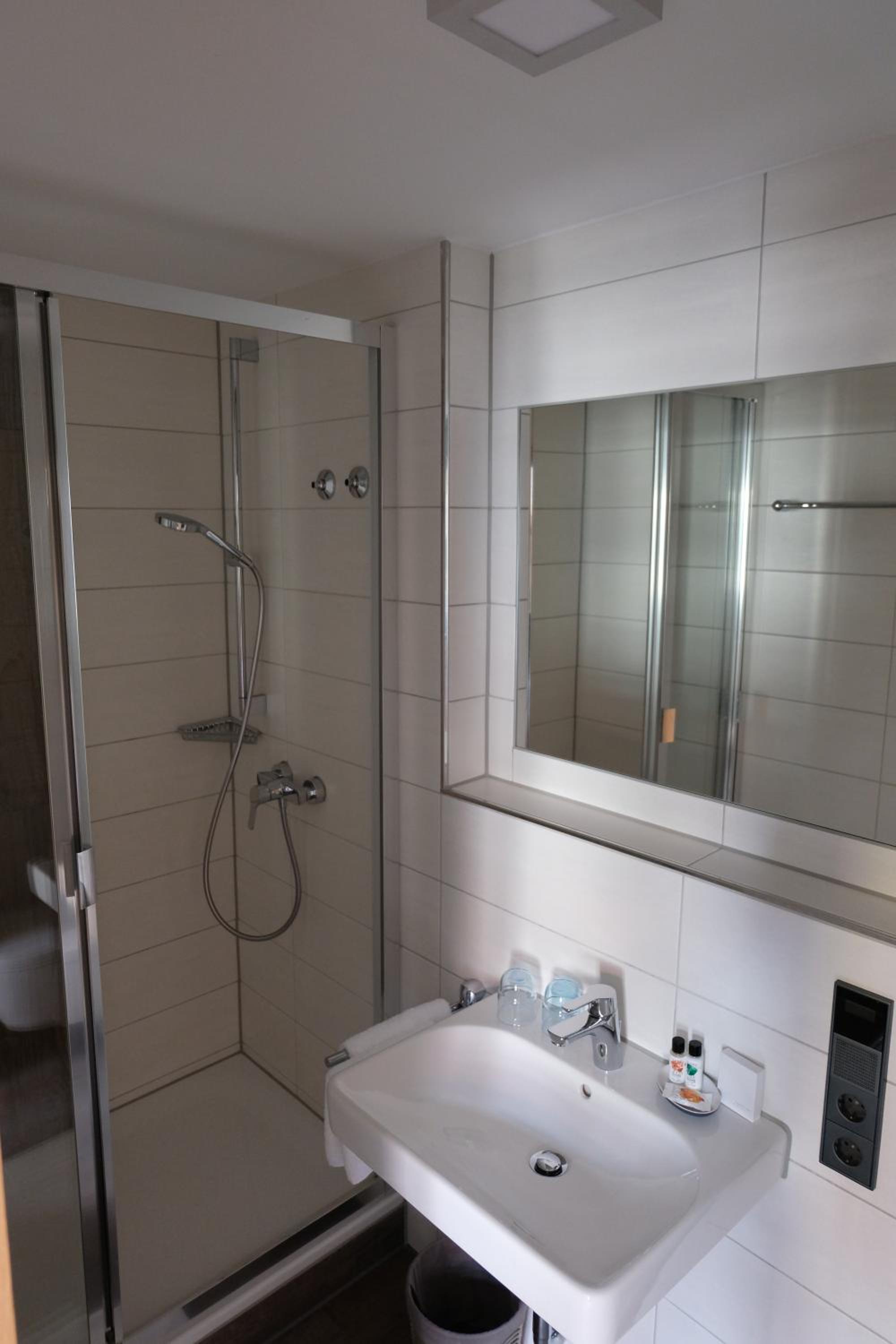 Double Room with Private Bathroom - Photo 2
