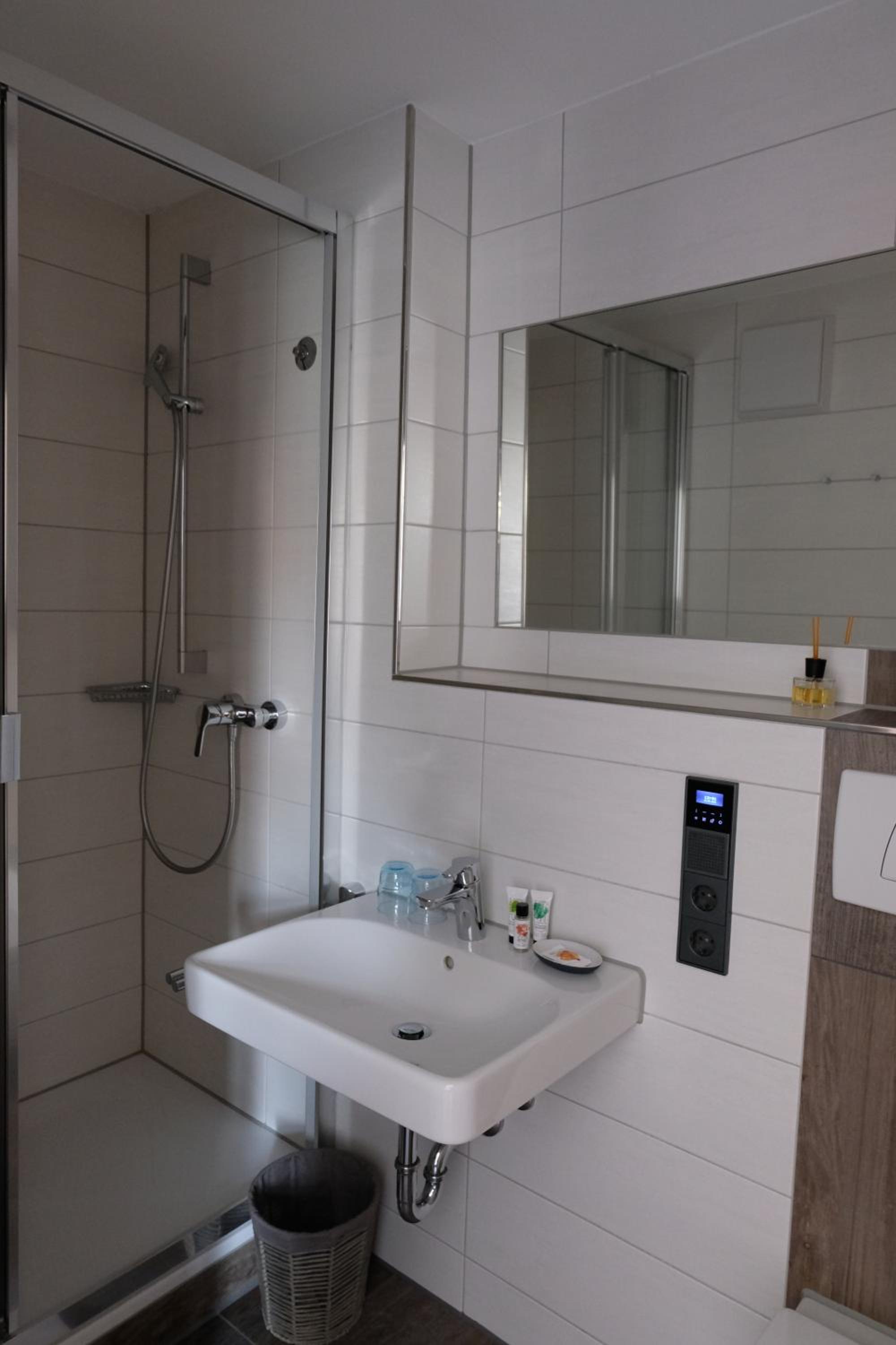Double Room with Private Bathroom - Photo 3