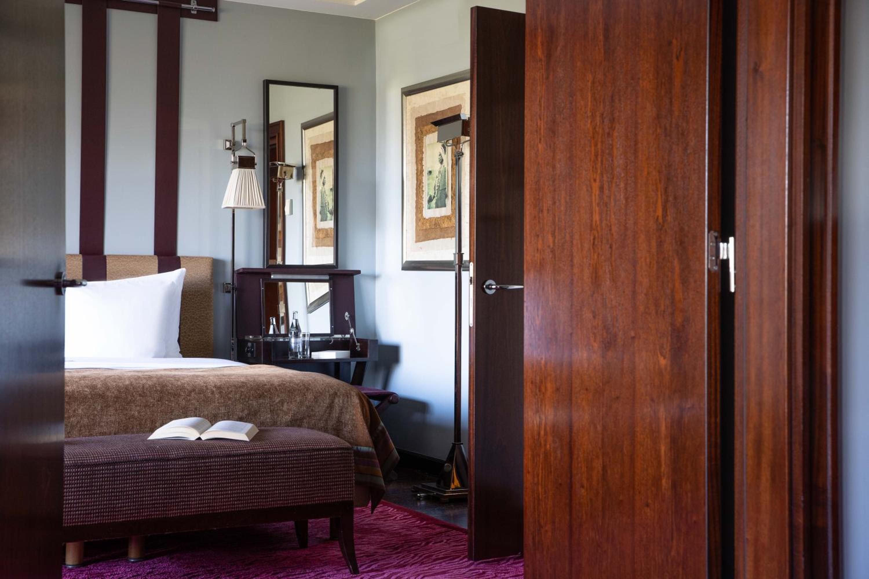 Suite with Lake View and Spa access - Photo 7