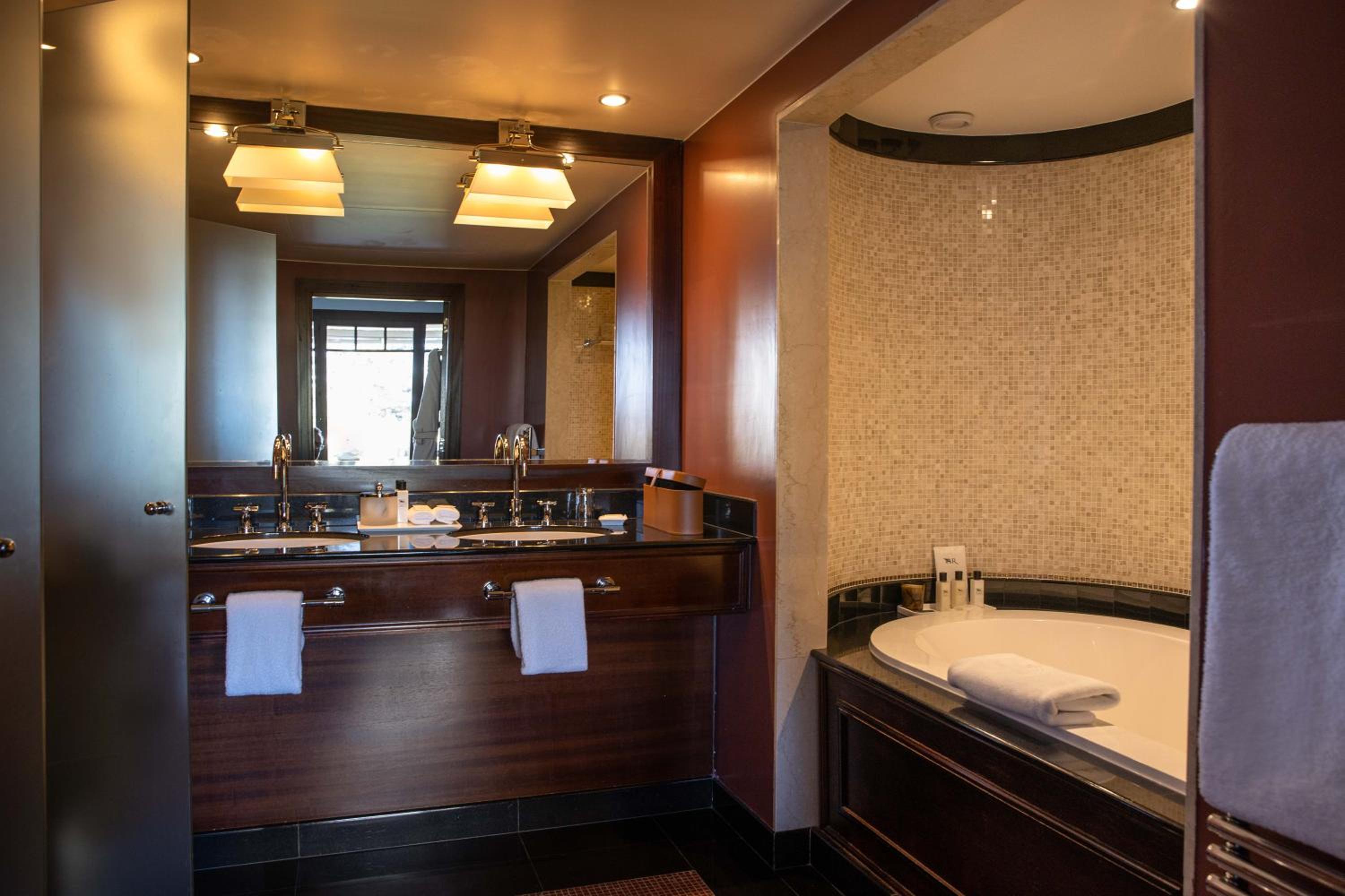 Suite with Lake View and Spa access - Photo 8