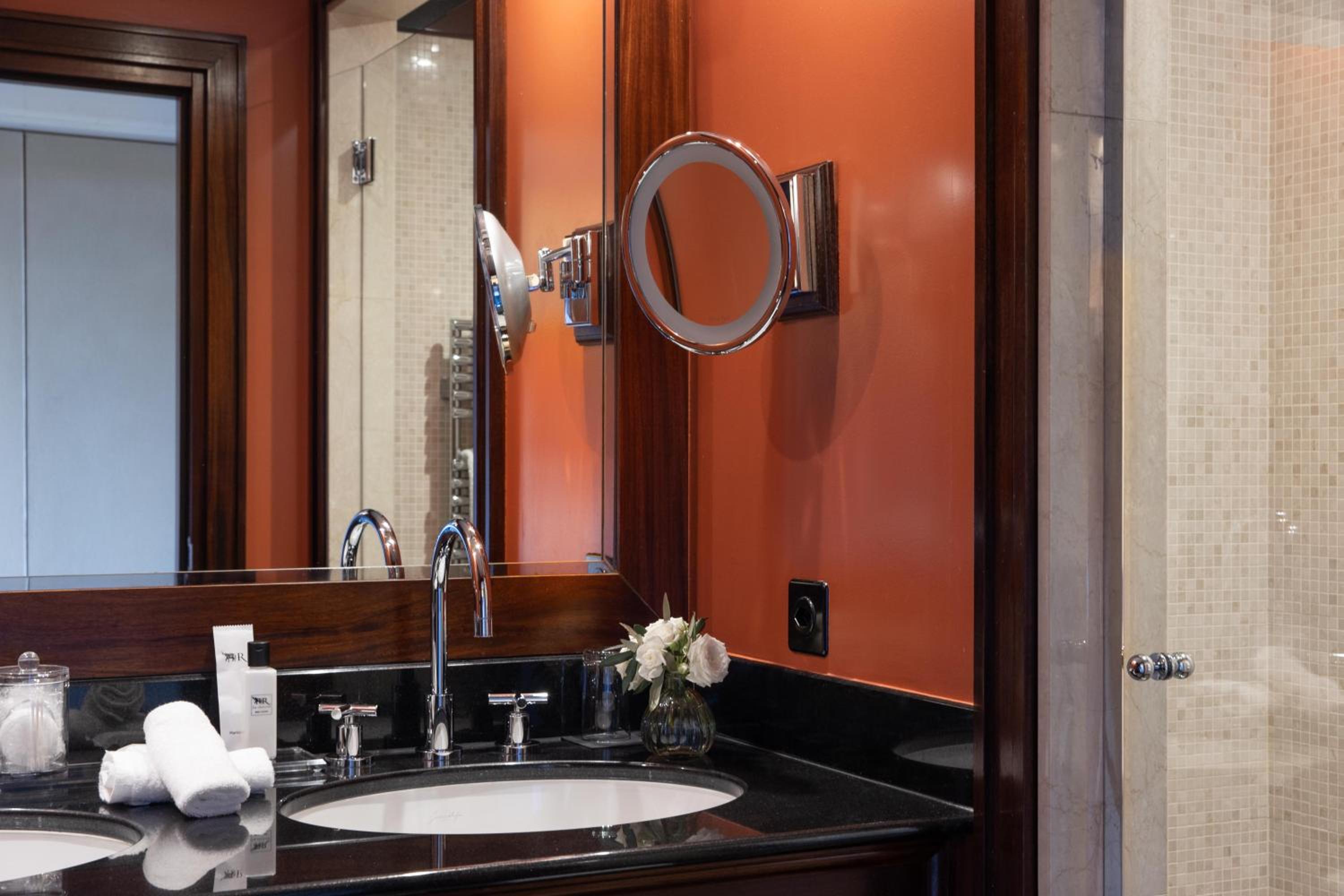 Suite with Lake View and Spa access - Photo 9
