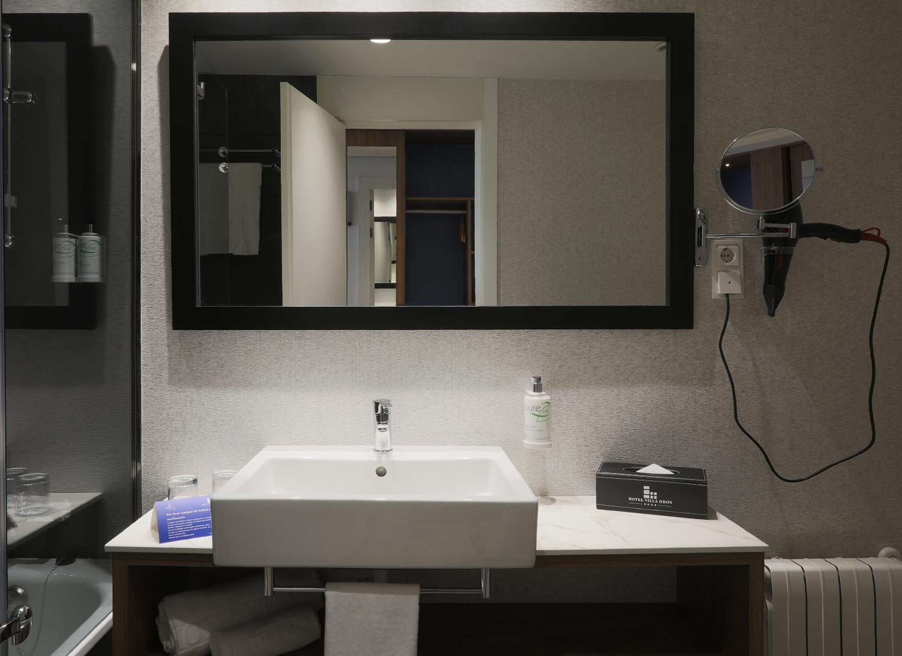 Double or Twin Room - Photo 5