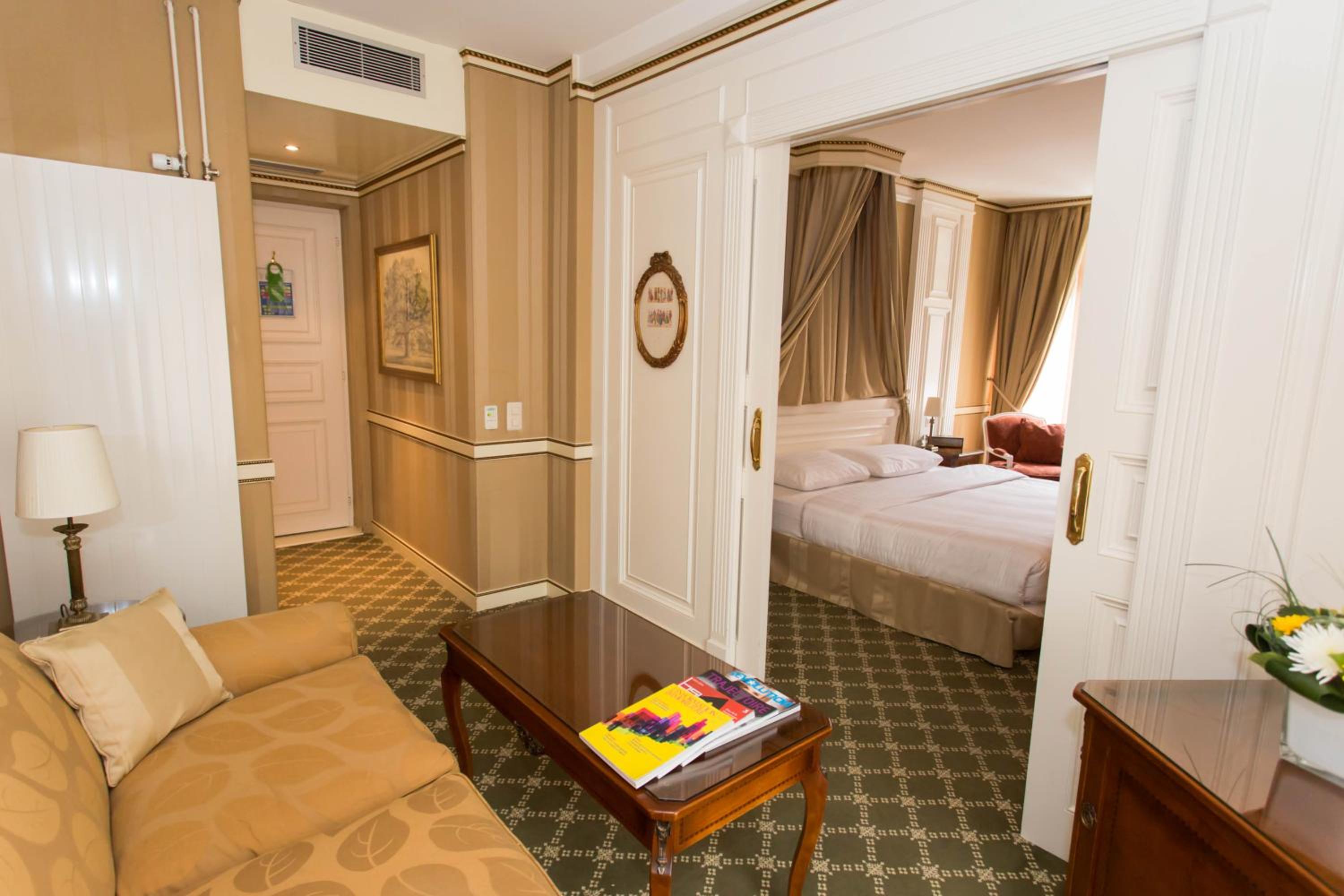 Junior Suite with Balcony - Photo 3