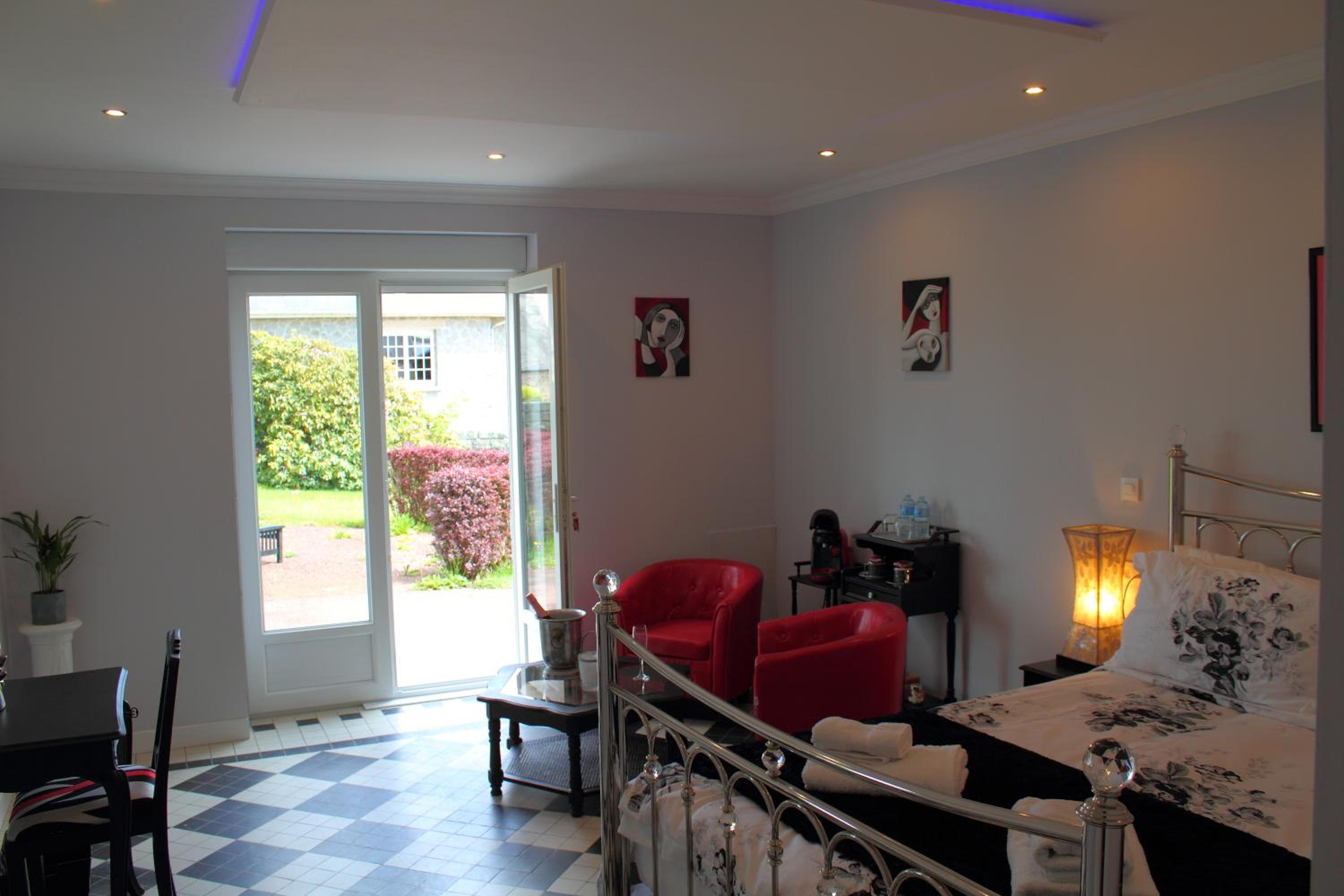 Deluxe Family Suite - Photo 9