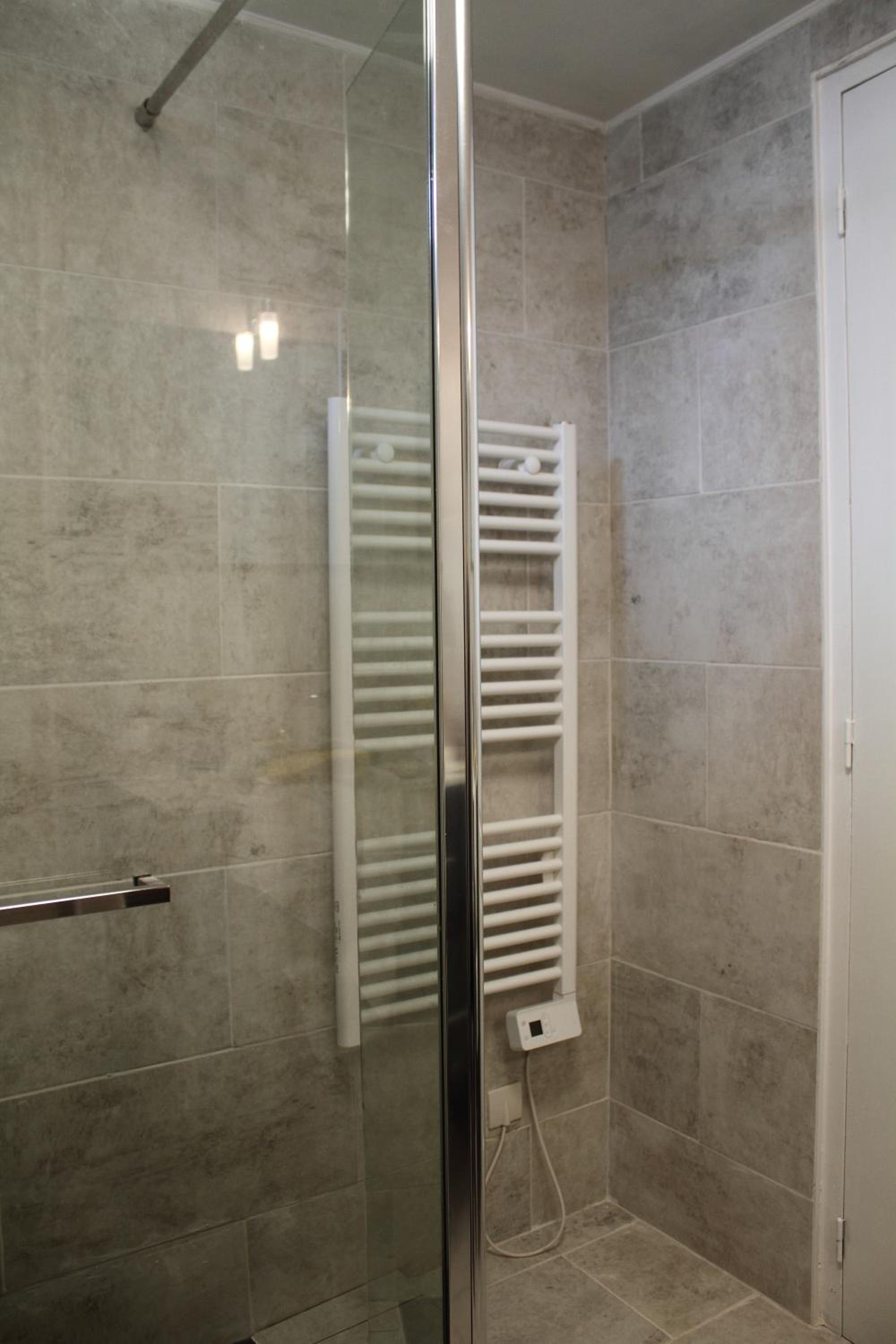 Deluxe Family Suite - Photo 14