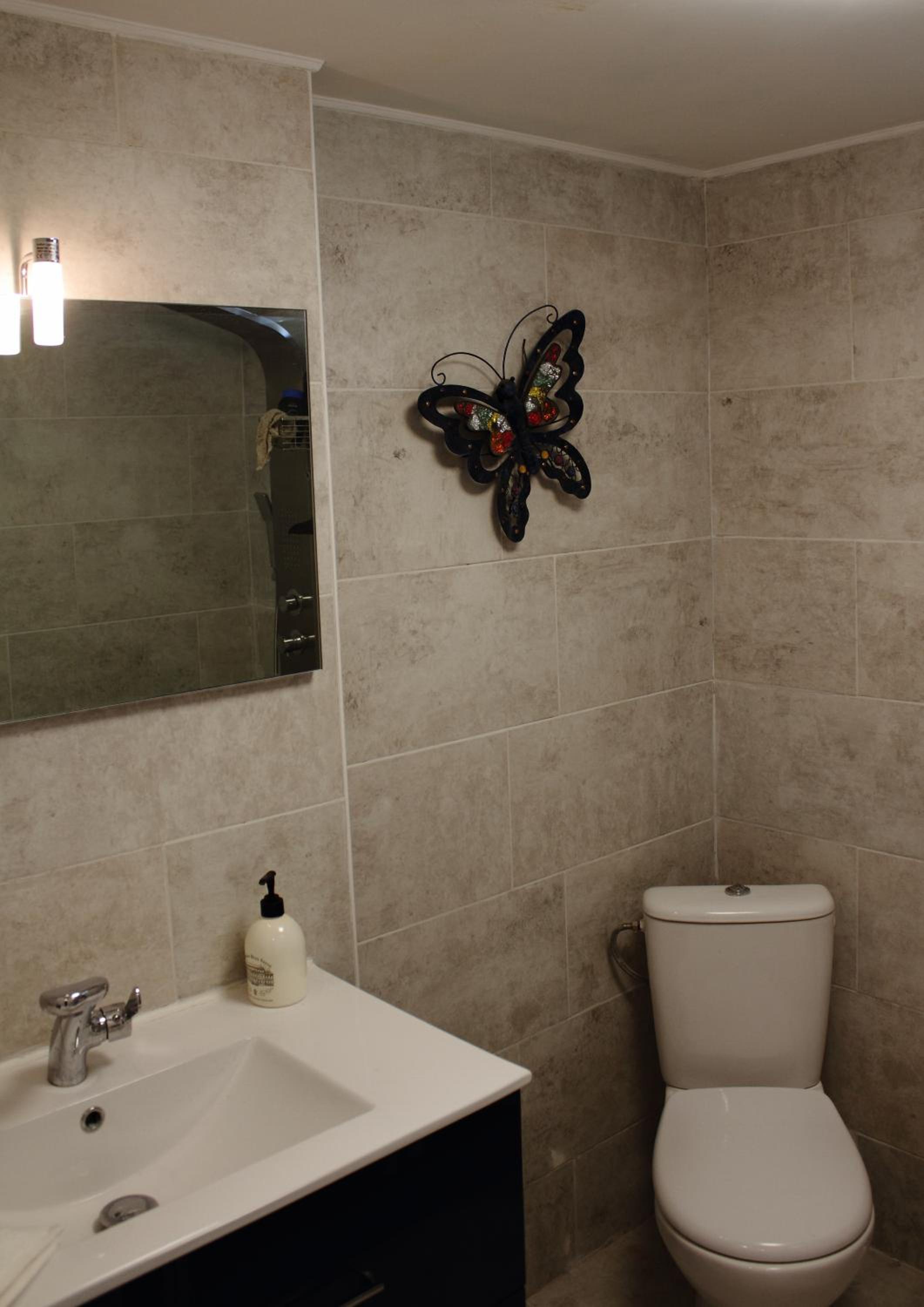 Deluxe Family Suite - Photo 15