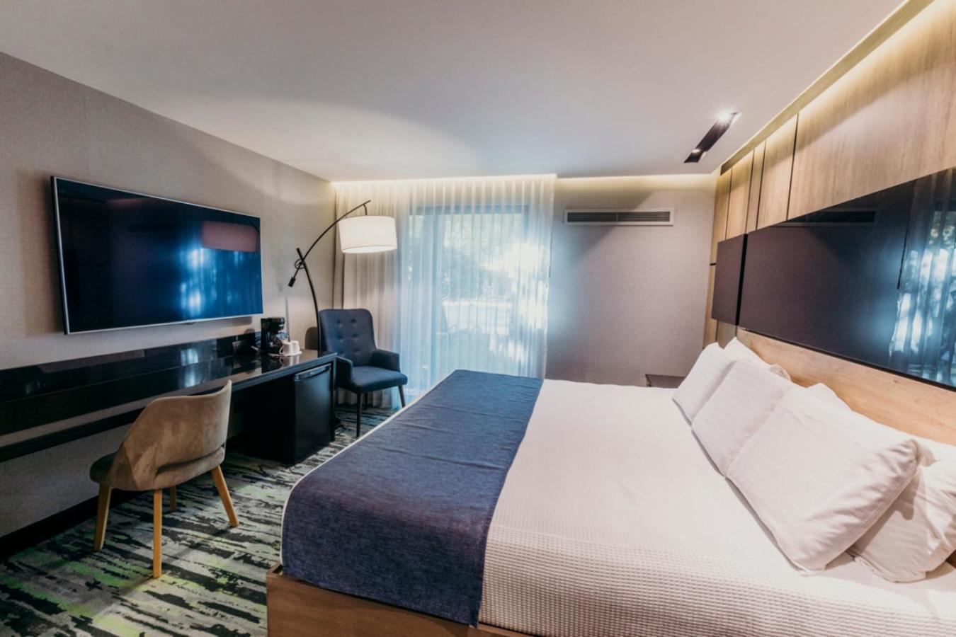 Superior King Room - Photo 9