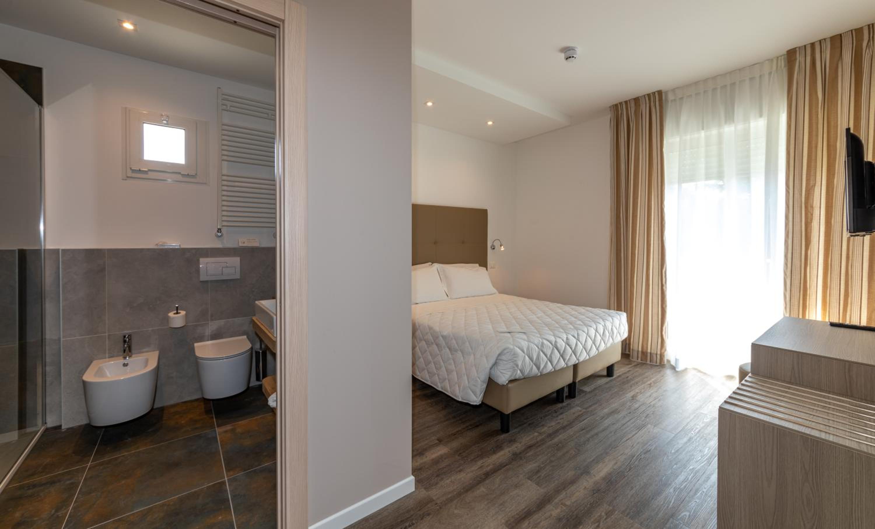 Deluxe Double or Twin Room photo 3
