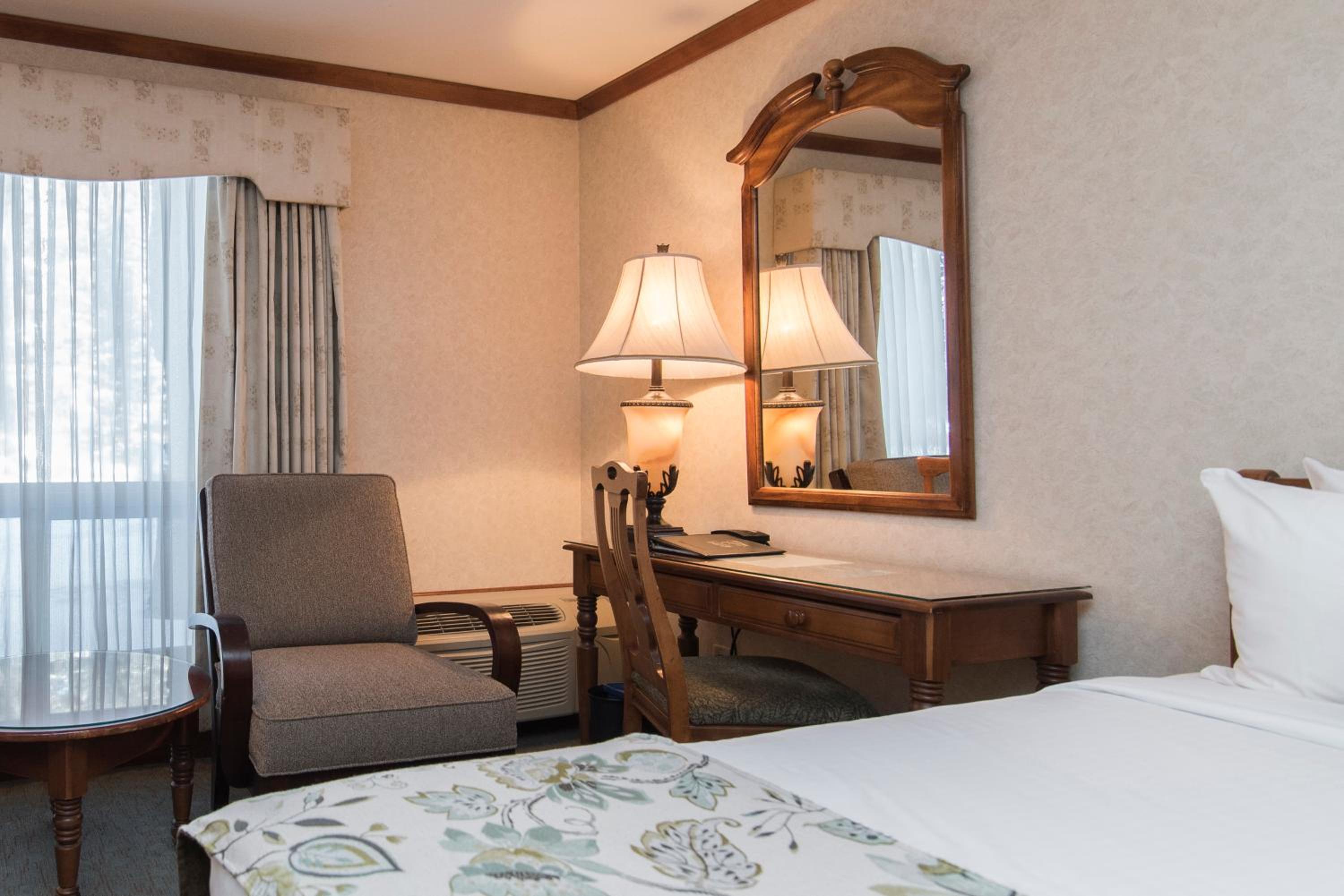 Deluxe Room with Queen Bed - Photo 2